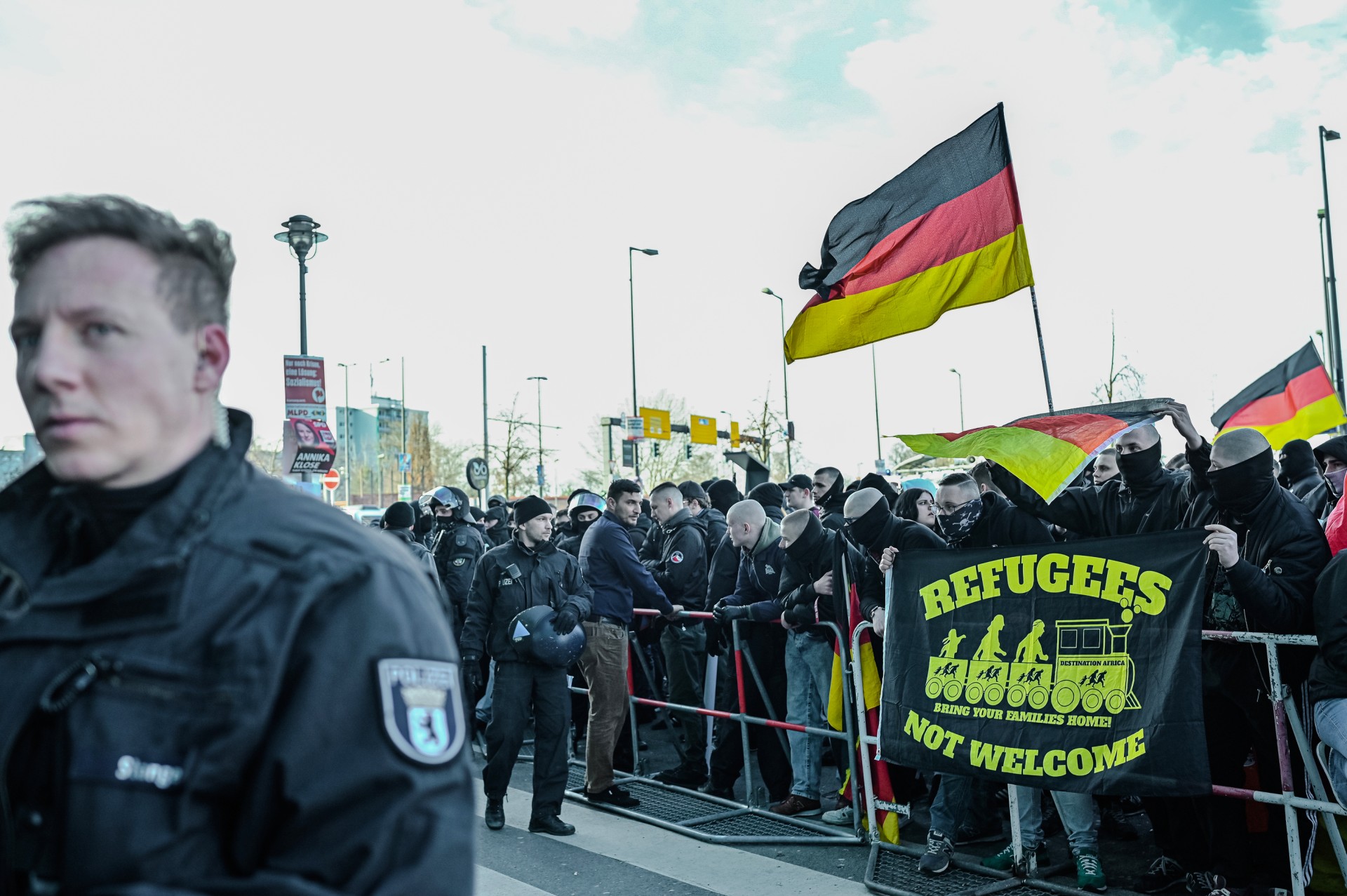Policija palydėjo ultradešiniųjų eiseną iki traukinių stoties, kur apsupo ir saugojo juos, kol atvažiavo jiems rezervuotą traukinys, kuris išvežė juos tolyn nuo pasipiktinusių kontrprotestuotojų. ©Denis Vėjas