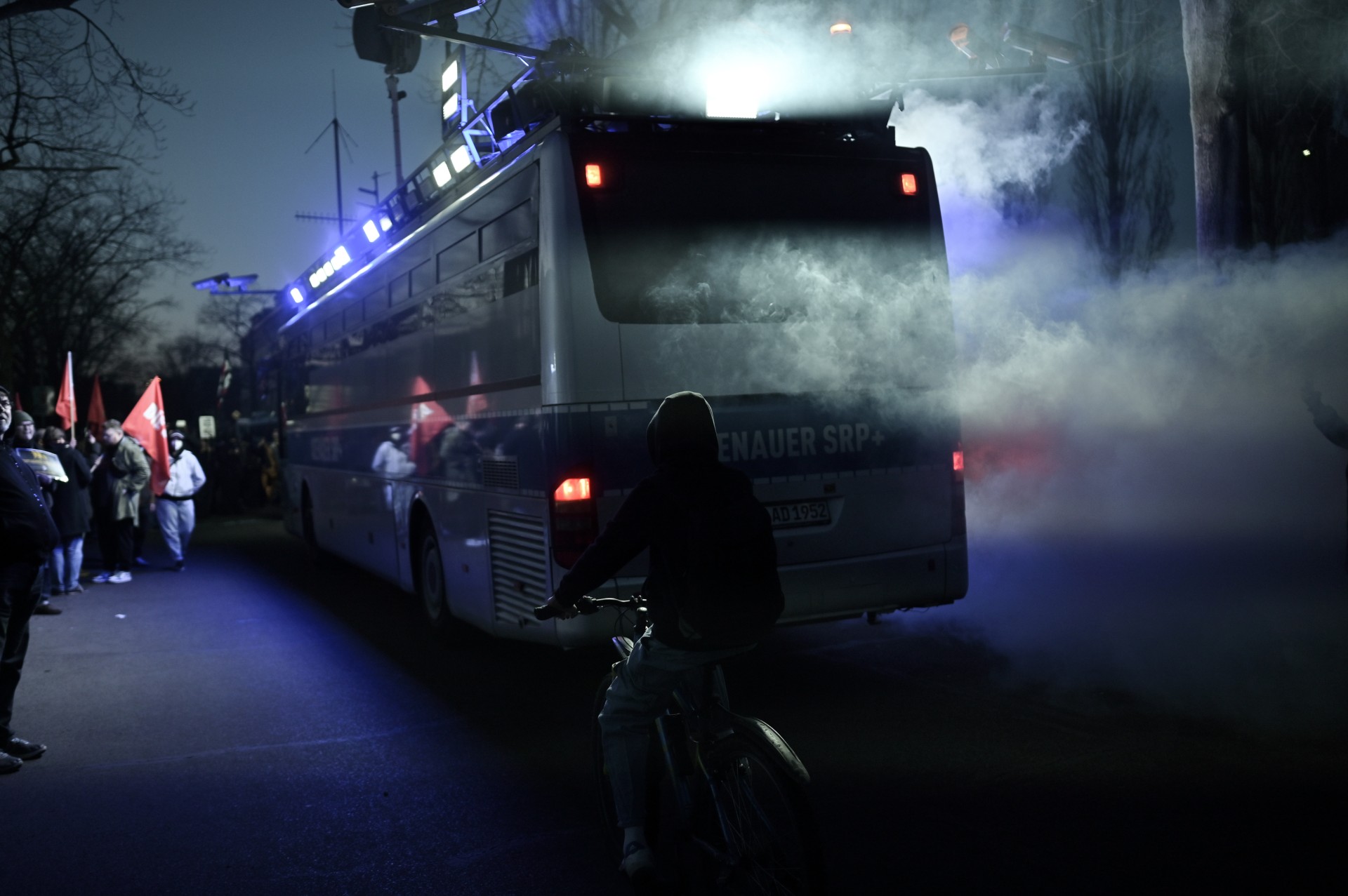 Adenauer SRP+ autobusas. Ant autobuso stogo įrengtos dūmų patrankos, 100 kW garso sistema kartu su oro pavojaus sirenomis, tanko žibintais ir vandens patrankomis. Taip pat su vaizdo kameromis ir lazerių projektoriais. Visa ši įranga yra naudojama prieš AfD palaikytojus ir policiją. Autobusas jau nuvažiavo 1383 kilometrus tarp skirtingų AfD demonstracijų. ©Denis Vėjas