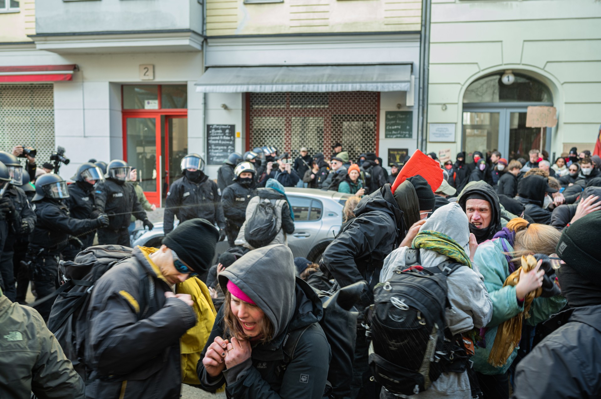 Policija prieš kontrprotestuotojus naudojo ašarines dujas. ©Denis Vėjas