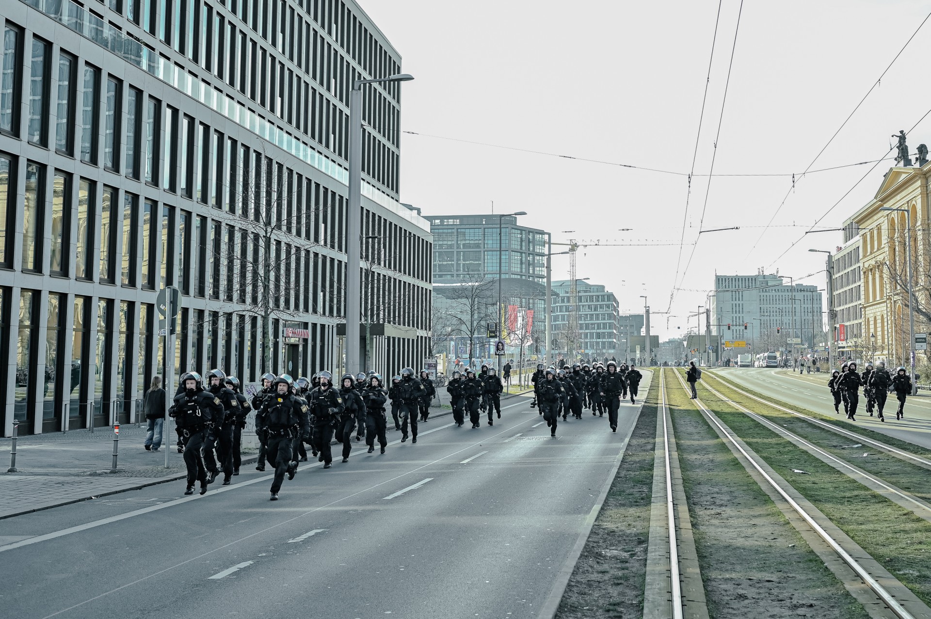 Policijos pajėgos bėga apsaugoti ultradešiniųjų demonstracijos nuo kontrprotestuotojų. © Denis Vėjas
