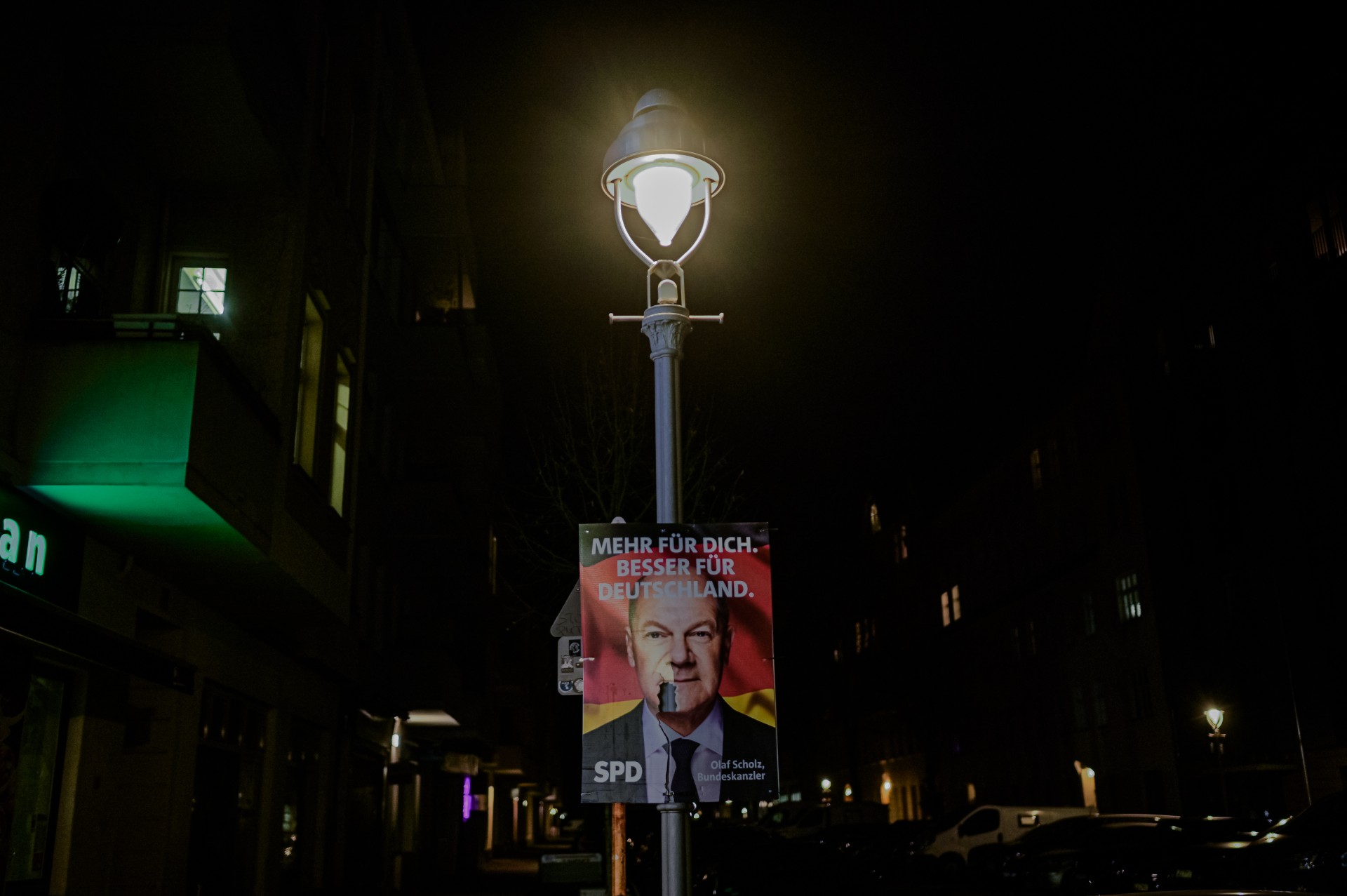 Pirmalaikiai Vokietijos parlamento rinkimai surengti griuvus kanclerio, socialdemokrato Olafo Scholzo vadovaujamai Vyriausybei. Scholzo agitacinis plakatas „Daugiau tau. Geriau Vokietijai.“ rinkimų savaitgalį Berlyne. 2025 m. vasario 22 d. ©Denis Vėjas
