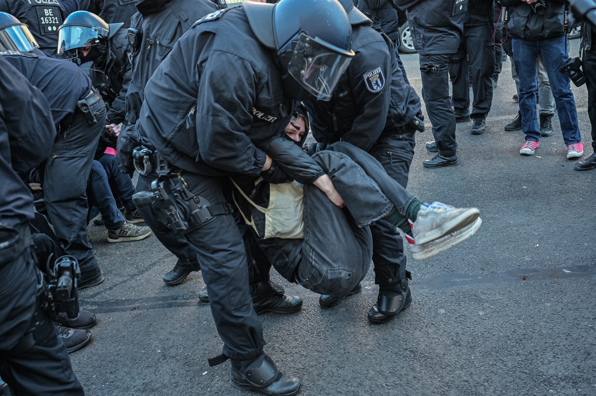 Kontrprotesto metu buvo suimta 170 žmonių. ©Denis Vėjas