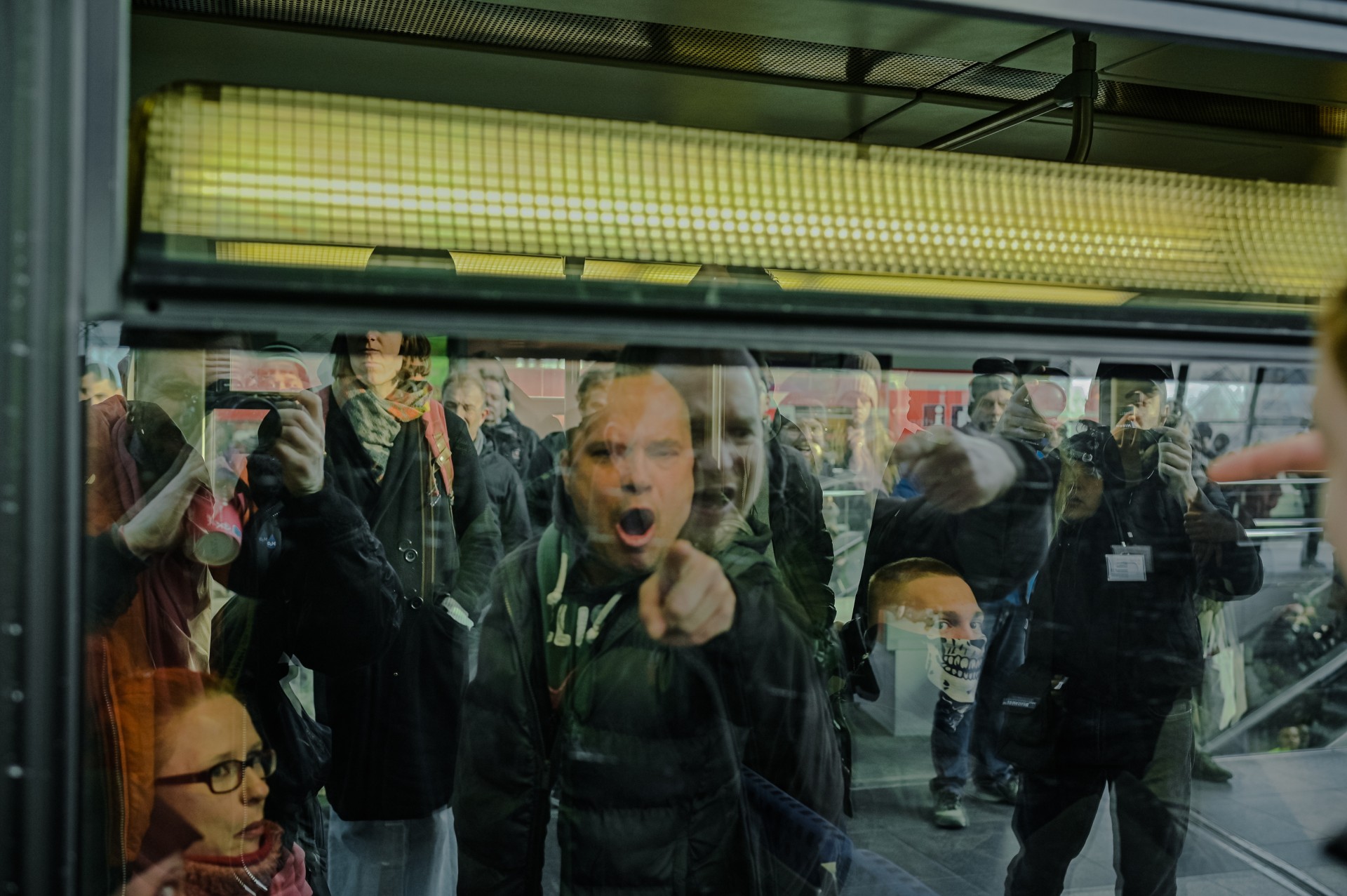 Kontrprotestuotojai lydėjo ultradešiniuosius iki pat traukinio platformos. Dalis policijos pajėgų išvažiavo kartu su ultradešiniaisiais, užtikrindami jų saugumą. ©Denis Vėjas