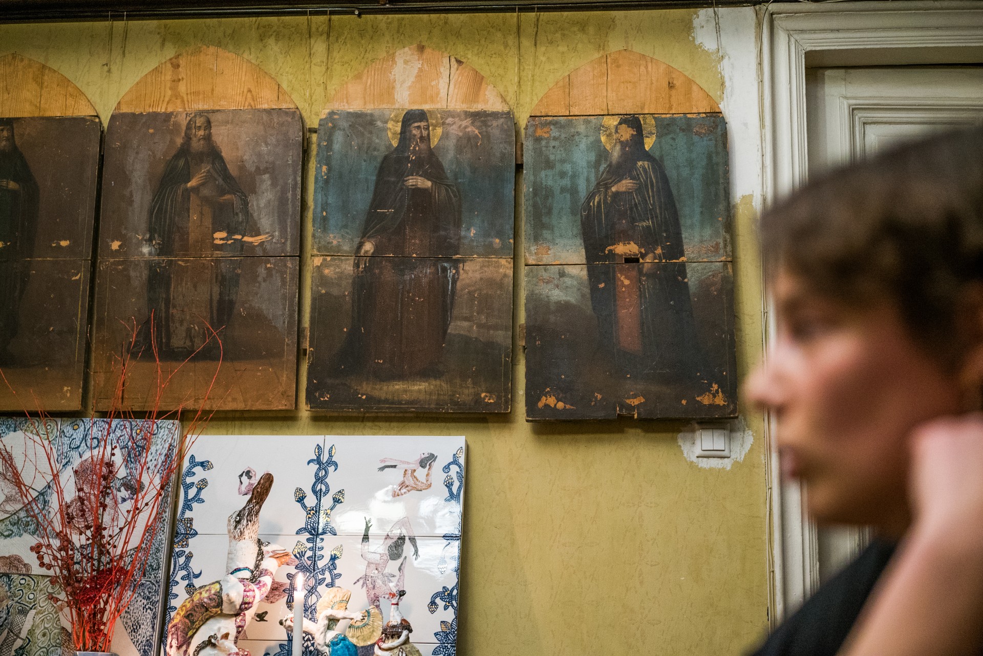 „Reikia pradėti nuo suvokimo, kad tu esi vienintelis ir išskirtinis. Savo ypatingumą gali kurti per perskaitytas knygas ar megztinį, kurį nusipirkai skuduryne ir jis toks vienintelis Vilniuje. Tada naujas (greitos mados) drabužis netaps kažkuo, kas yra „must have“, – Liucija Kvašytė. ©Mindaugas Drigotas