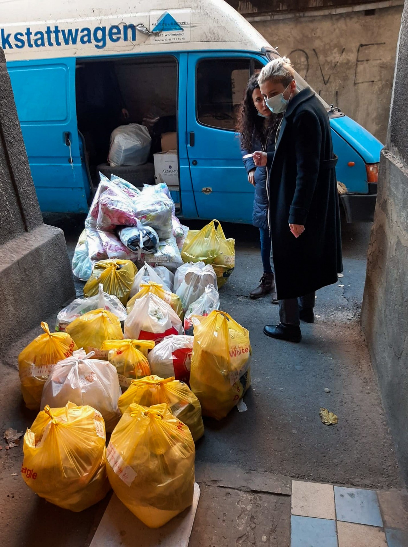 Beveik visos pilietinės visuomeninės organizacijos karinio konflikto metu virto humanitarinės pagalbos priėmimo ir dalinimo punktais. ©Anoniminė fotografė