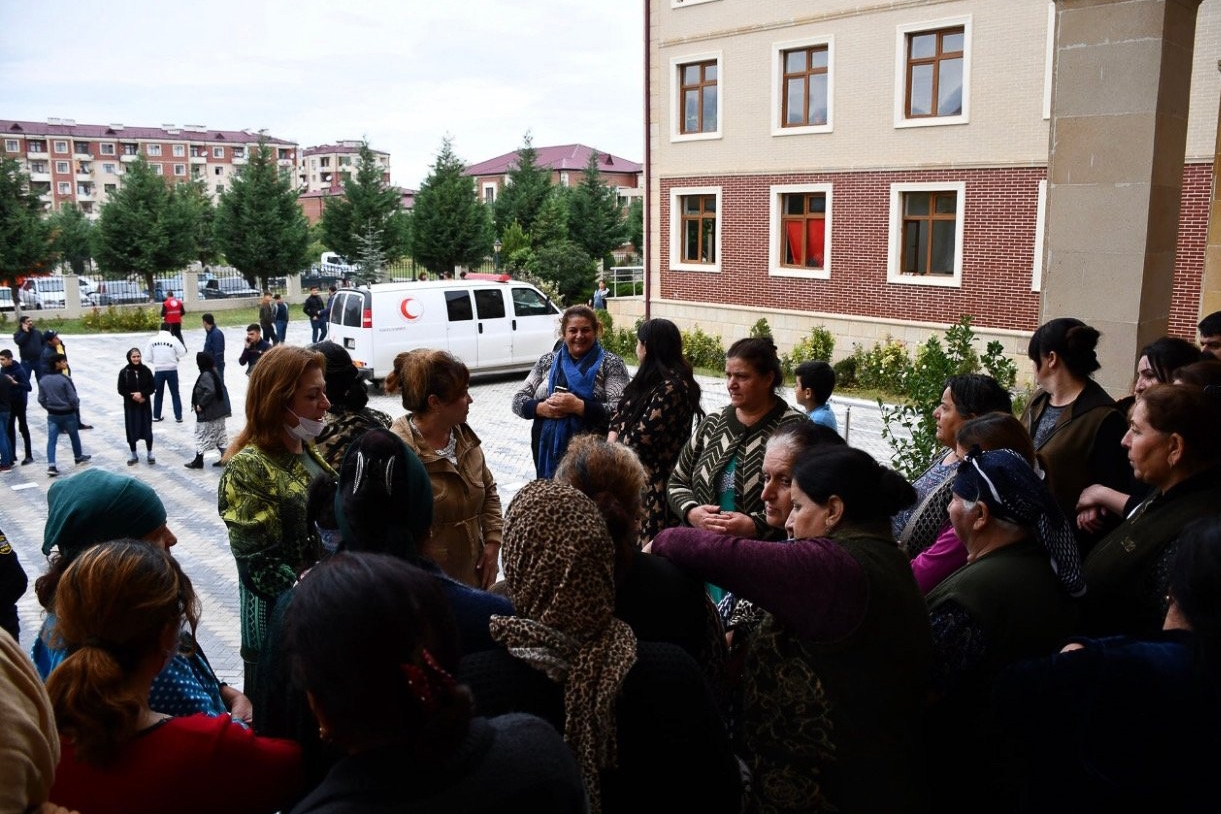 Raudonojo Kryžiaus organizacija Armėnijoje ir Raudonojo Pusmėnulio organizacija Azerbaidžane yra vienintelės tarptautinės organizacijos, turinčios leidimą veikti karo paveiktose teritorijose. Daugelis vietinių organizacijų bendradarbiauja su jomis ir per jas turi prieigą prie konflikto paveiktų bendruomenių. ©Anoniminė fotografė Raudonojo Kryžiaus organizacija Armėnijoje ir Raudonojo Pusmėnulio organizacija Azerbaidžane yra vienintelės tarptautinės organizacijos, turinčios leidimą veikti karo paveiktose teritorijose. Daugelis vietinių organizacijų bendradarbiauja su jomis ir per jas turi prieigą prie konflikto paveiktų bendruomenių. ©Anoniminė fotografė