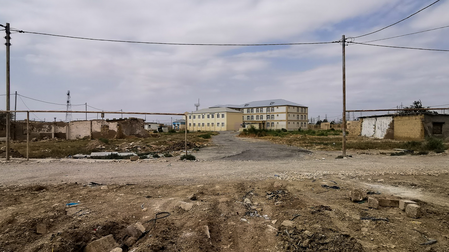 Tipiška Azerbaidžano pirmojo Kalnų Karabacho karo pabėgėlių gyvenvietė. Toli nuo infrastruktūros, viduryje nederlingos dykynės. ©Regina Jegorova-Askerova