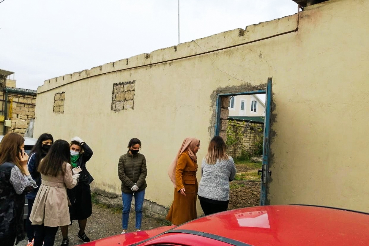 Azerbaidžanietės moterys lanko namų griuvėsius. Daugelis azerbaidžaniečių šeimų, gyvenančių konflikto zonoje, yra pabėgėliai dar nuo pirmojo Kalnų Karabacho karo laikų. Azerbaidžane ir Armėnijoje yra šimtai tūkstančių jaunų žmonių, kuriems pabėgėlio tapatypė yra viena pagrindinių. Daugelis „namų jausmo“ nepažįsta iki šiol. ©Anoniminė fotografė