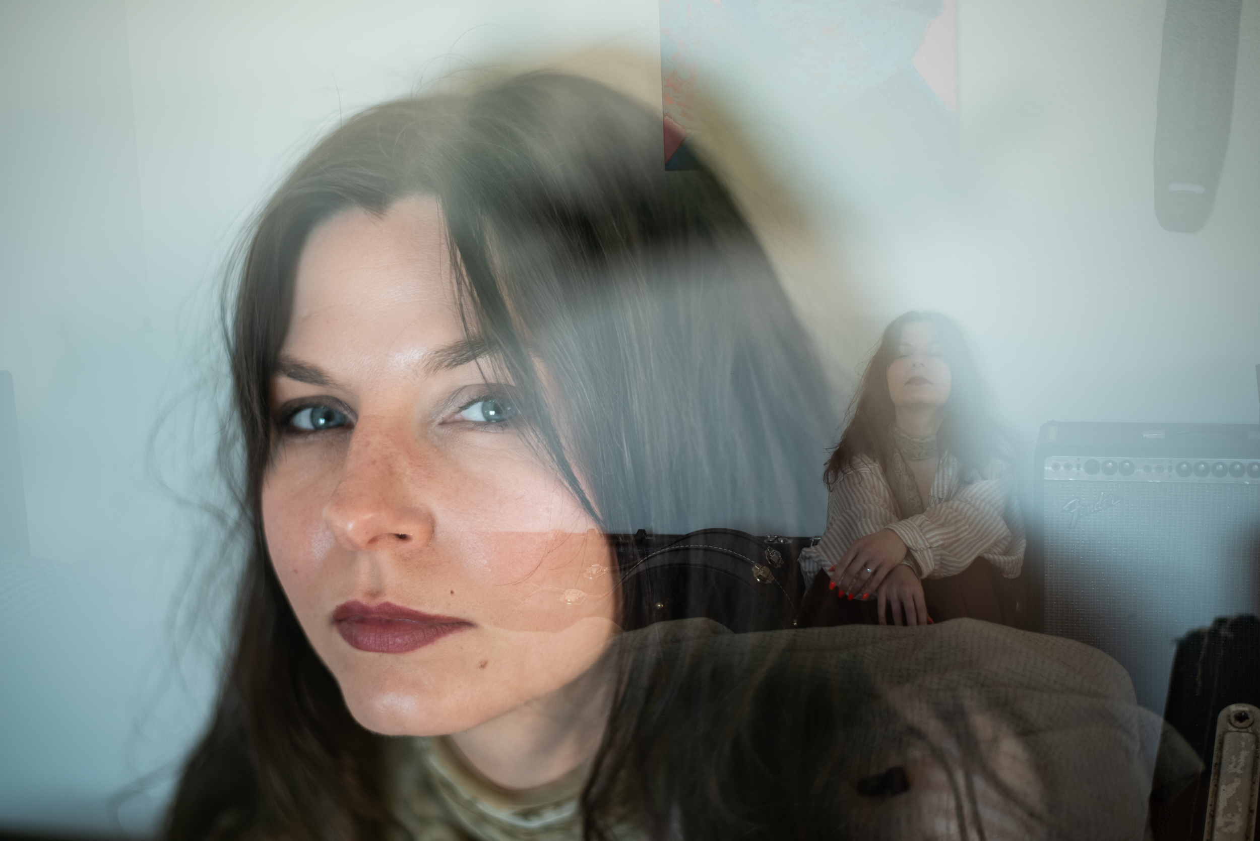 „Mane įkvėpė literatūra ir aš galvojau, kad taip ir reikia dainas rašyti. Kad tekstai turi būti sudėtingi“, – savo ankstyvąjį rašymo procesą prisimena Kamilė. Tiesaus, atviro, išpažintiško teksto daina „Paleisk mane namo“ tapo lūžio momentu jai labiau atsiveriant prieš klausytojus. ©Berta Tilmantė