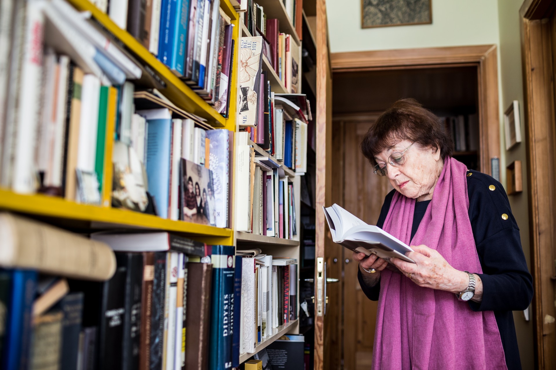 Irena Veisaitė savo namų bibliotekoje. ©Artūras Morozovas