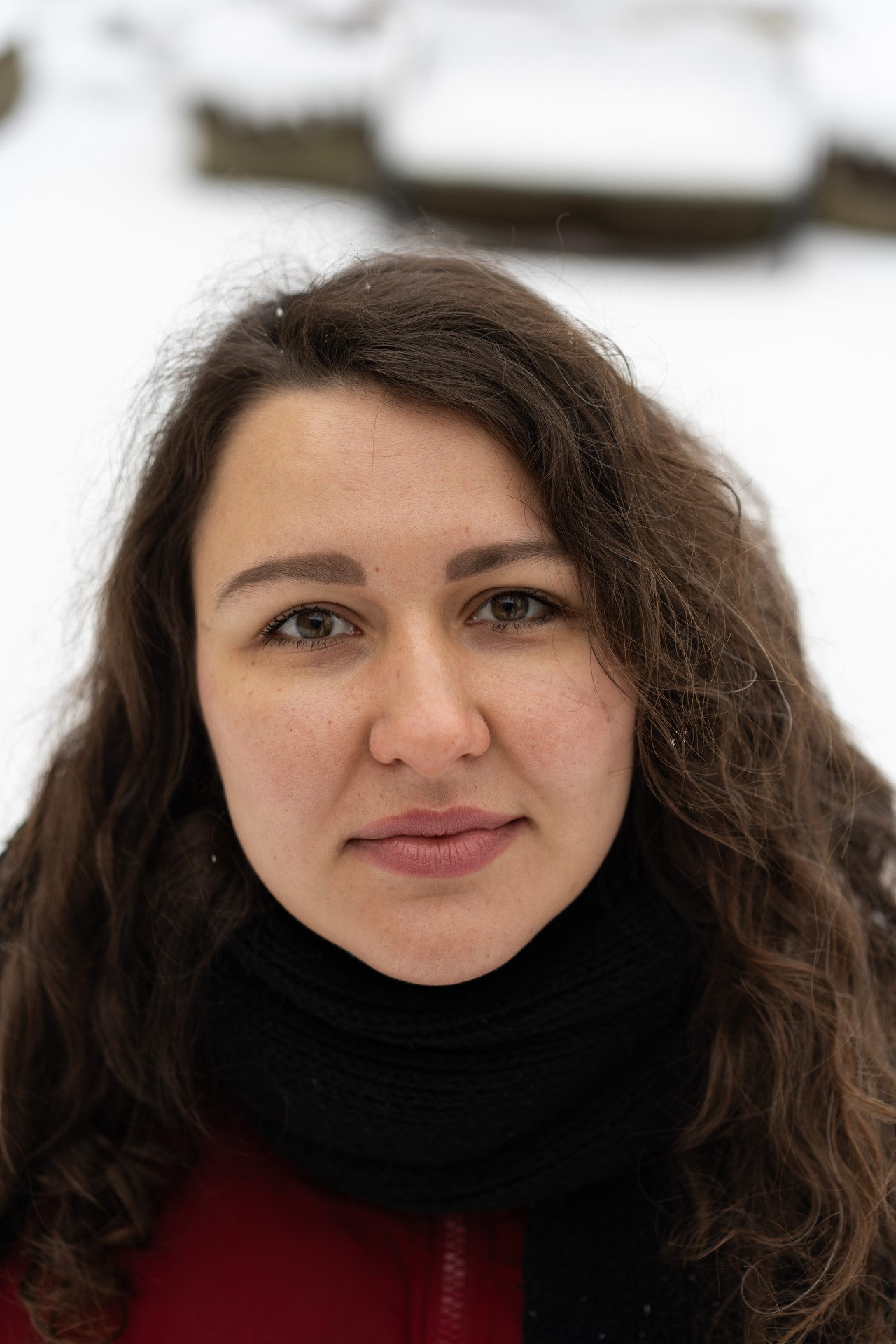 NARA redaktorė Indrė Kiršaitė yra ir viena fotografijų parodos „Ukraina: lūžio būsena“ kuratorių, kuri buvo pristatyta Lietuvos regionuose kartu su edukacijomis moksleiviams. „(Egzistuoja) psichologinis karo poveikis. Man buvo šiurpu suprasti – tu kalbiesi su penktoku ir jis gerai išmano karinę techniką ir piešia naikintuvą.“ ©Severina Venckutė