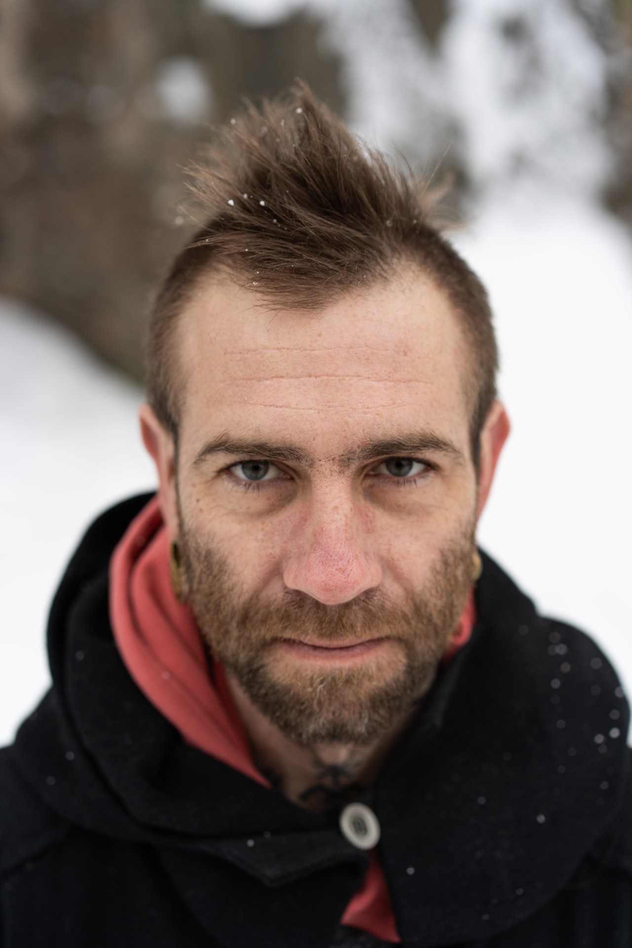 Denis Vėjas: „Man grįžimas į Lietuvą visada yra sunkesnis negu darbas ten. Darbas tave apsaugo nuo emocijų. Tu esi maksimum susikaupęs ir emociškai, ir fiziškai. Kai grįžti, viskas atsipalaiduoja, pradedi dirbti su tekstais, klausytis įrašų, ir tu jau esi nuogas. Nebelieka resursų. Mane iš paprasto gyvenimo atjungia kokiam mėnesiui, kai čia atvykstu po Ukrainos.“ ©Severina Venckutė