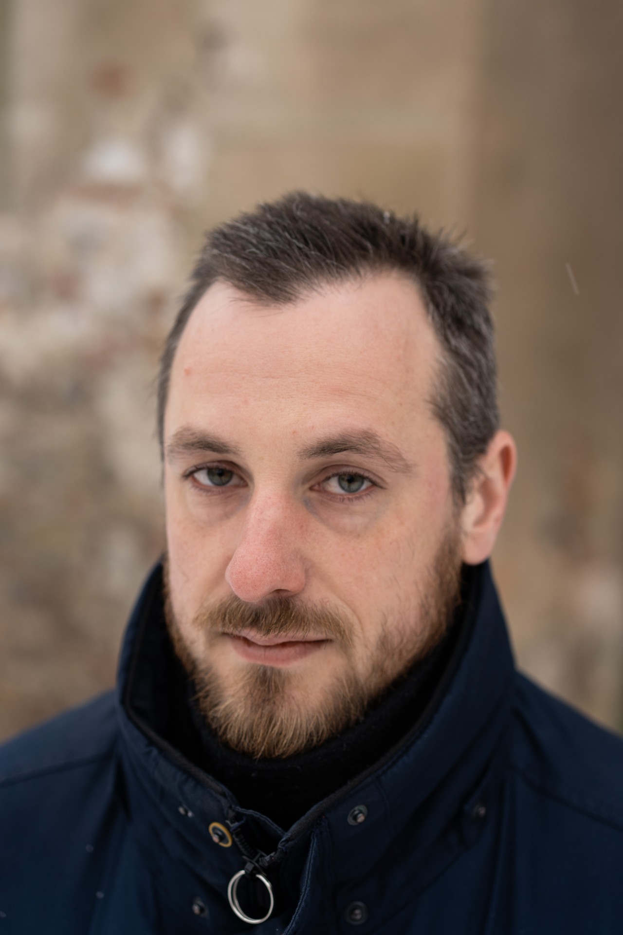 Benas Gerdžiūnas: „Pervargusio mediko veidas, toli nuo fronto – man čia yra labiau karas negu bičas, šaudantis automatu. <...> Karas yra milijonai skirtingų atspalvių, skirtingų žmonių patyrimų ir jų veidų. Tavo pasirinkimas, į ką nori labiau kreipti dėmesį.“ ©Severina Venckutė