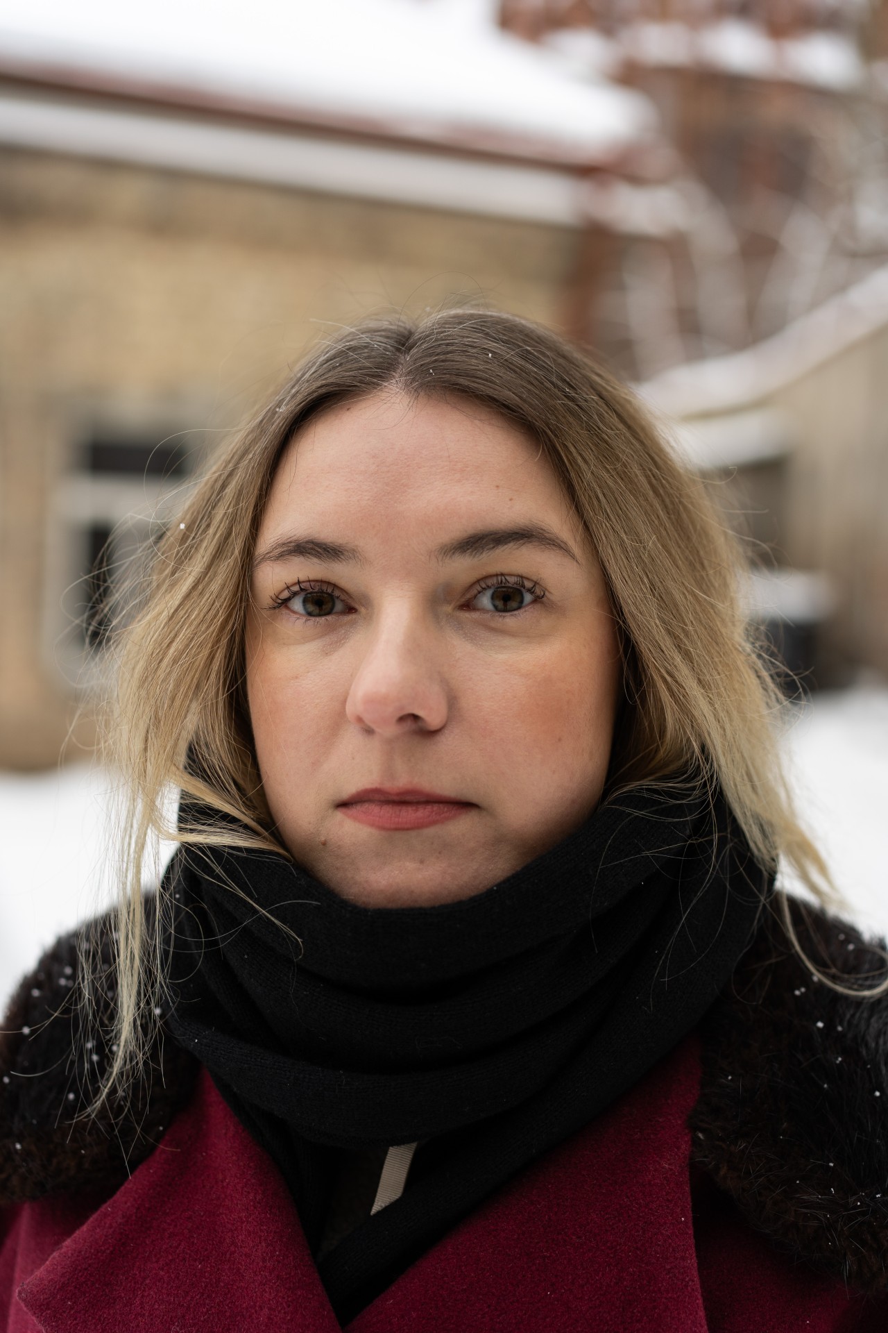 Ievai Balsiūnaitei žurnalistinis darbas tapo mediumu konvertuoti karo sukeltą pyktį: „Mes visi turim skirtingų priemonių, kaip elgiamės su pasauliu aplink mus, kaip pergyvenam visą tą tamsą. Aš neretai galvoju apie pykčio konstruktyvumą. Pyktis yra labai destruktyvus ir chaotiškas, o tu paimi ir nukreipi jį. Ir tai gali virsti į kažką gero.“ ©Severina Venckutė Ievai Balsiūnaitei žurnalistinis darbas tapo mediumu konvertuoti karo sukeltą pyktį: „Mes visi turim skirtingų priemonių, kaip elgiamės su pasauliu aplink mus, kaip pergyvenam visą tą tamsą. Aš neretai galvoju apie pykčio konstruktyvumą. Pyktis yra labai destruktyvus ir chaotiškas, o tu paimi ir nukreipi jį. Ir tai gali virsti į kažką gero.“ ©Severina Venckutė