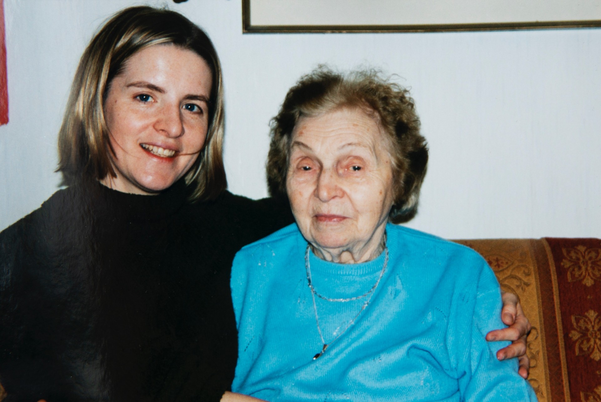 Su mylima teta Birute Vosyliute, močiūtės seserim. Birutė, kartu su savo motina ir dukra 1941 m. buvo ištremtos į Sibirą ir ten išbuvo septyniolika metų. Per tą patį trėmimą turėjo būti suimtos ir Karlos Gruodis motina ir močiūtė, bet jos buvo išvykusios iš Kauno. Taip šeimos likimai išsiskyrė.
