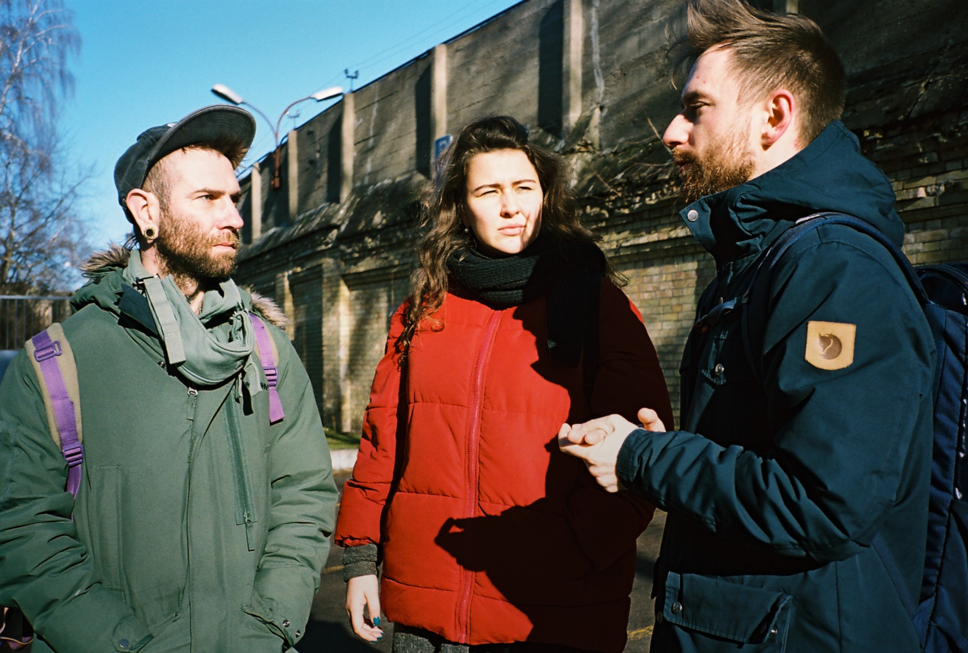 (Iš kairės) fotožurnalistas Denis Vėjas, NARA redaktoriai Indrė Kiršaitė ir Karolis Vyšniauskas. ©Karolis Pilypas Liutkevičius