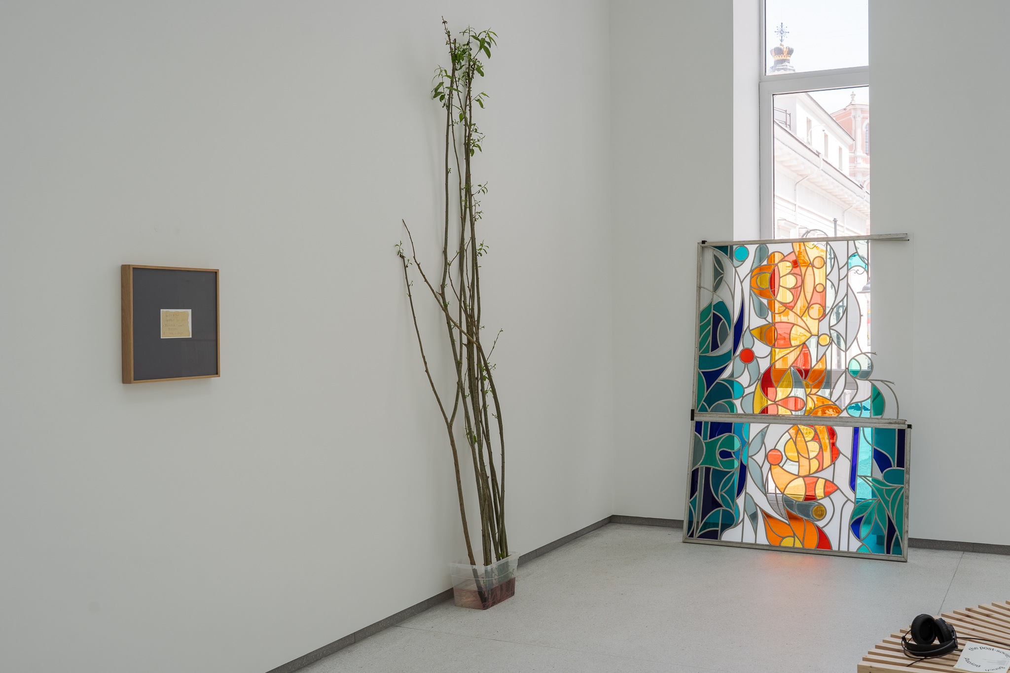 Anna Zvyagintseva „Pasodinti lazdą“ (2019–2022) ir Danylo Halkin iš serijos „Optiniai protezai“ (2022–2024). ©Andrej Vasilenko
