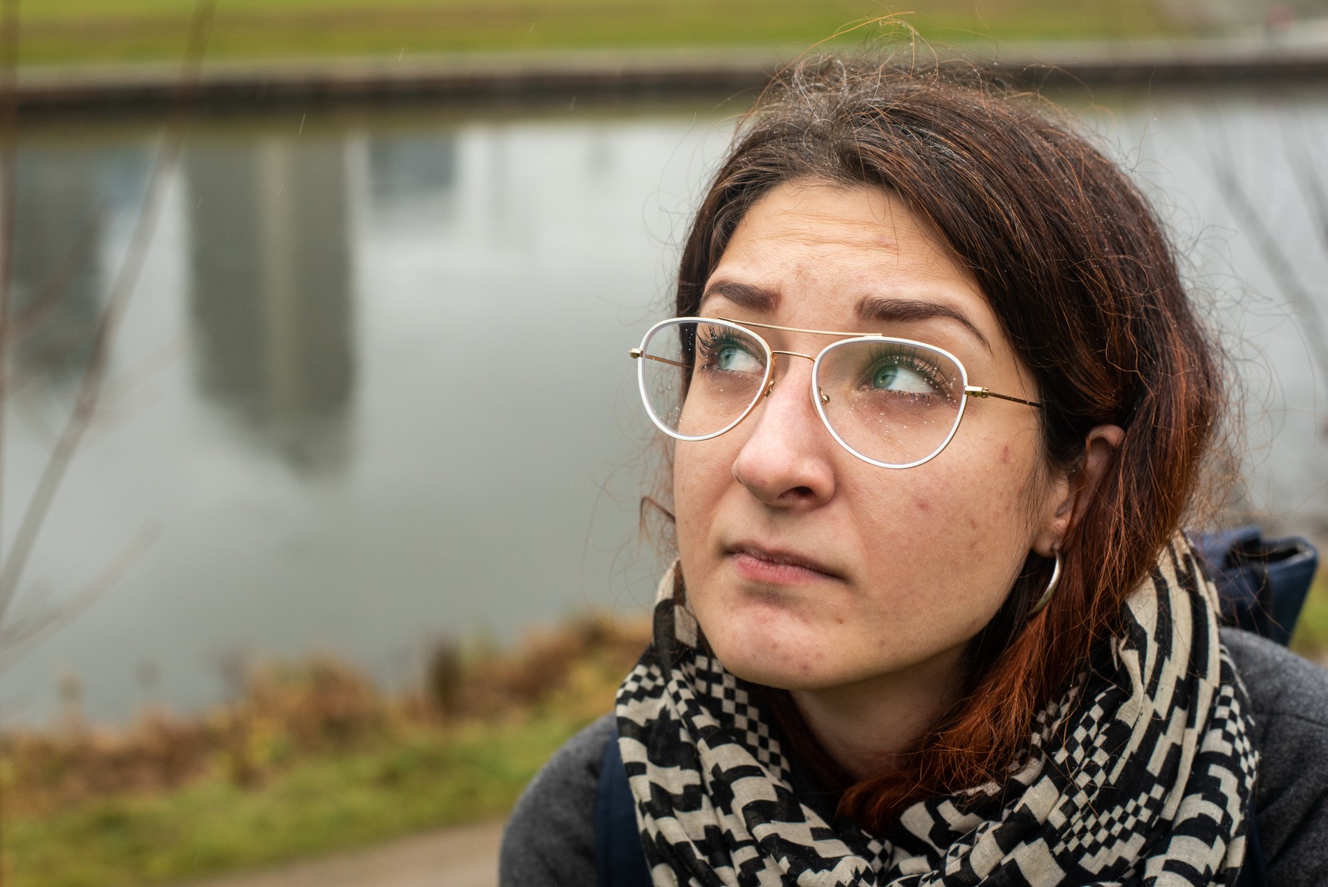 Ugnė Barbora Starkutė yra antropologė, kurios interesų laukas – autochtonų judėjimai, dekolonizacija, tapatybių politika. Taip pat ji yra Vilniaus universiteto Azijos ir transkultūrinių studijų instituto doktorantė ir taikomosios antropologijos organizacijos „Anthropos“ bendrasteigėja, tyrėja ir edukatorė.