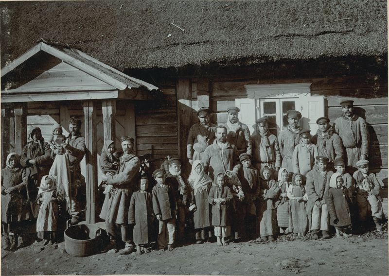 Fotografija iš parodos – Vaitkūnų kaimo valstiečiai. Vaitkūnų k., Vilkmergės apskr. (dabar – Ukmergės r. sav.), 1902 m. ©Stanislovas Kazimieras Kosakovskis / Nacionalinis M. K. Čiurlionio dailės muziejus