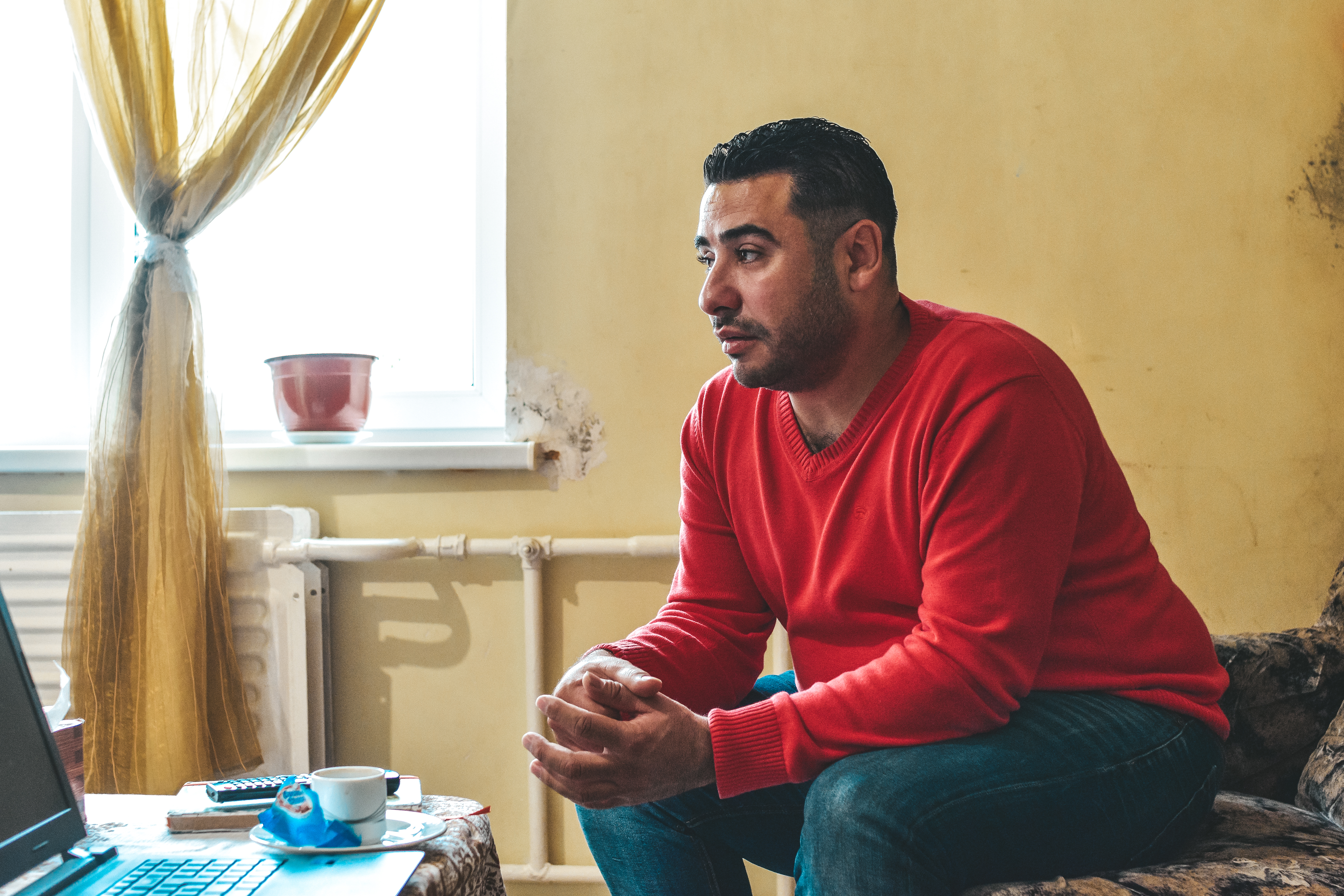 Damaske Abdulrazzak dirbo odininku ir dainuodavo. Jonavoje su draugo pagalba jam pavyko rasti sukirpėjo darbą. Susilaukus jauniausiojo sūnaus, šiandien jis yra tėvystės atostogose. ©Mindaugas Meilutis