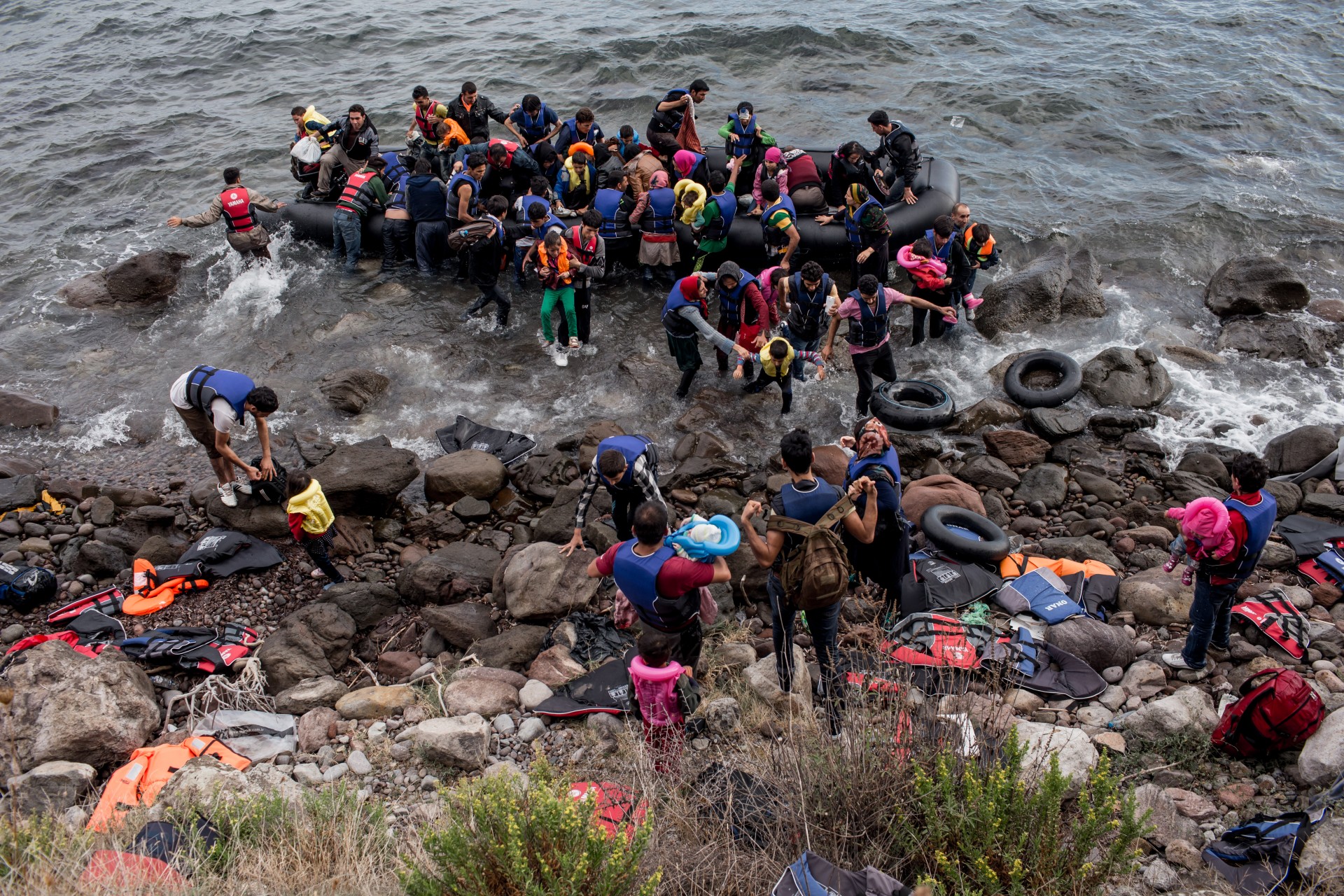 2015-ieji metai, migrantų valtis atplaukia į Graikijos Lesbo salą. Tais metais į Europą saugesnių namų ieškoti atvyko daugiau nei milijonas migrantų, bėgančių nuo karų Sirijoje, Afganistane ir Irake. ©Artūras Morozovas
