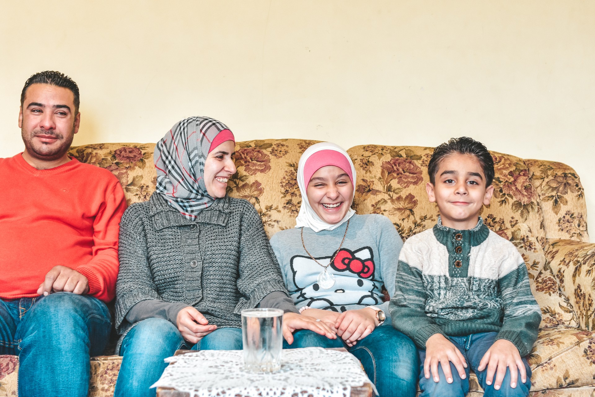 Šeimos portretas: mama Samira namuose su dukra Nebal ir sūnumi Jamal. Nebal lietuviškai kalba be akcento, bet mokykloje sulaukia klausimų dėl hidžabo nešiojimo. „Darėmės klasės nuotrauką ir vaikas manęs paklausė – jei nusiimsi skarą, kas bus? Atsakiau, kad nežinau kaip tau paaiškinti. Paskui jis pamiršo.“©Mindaugas Meilutis