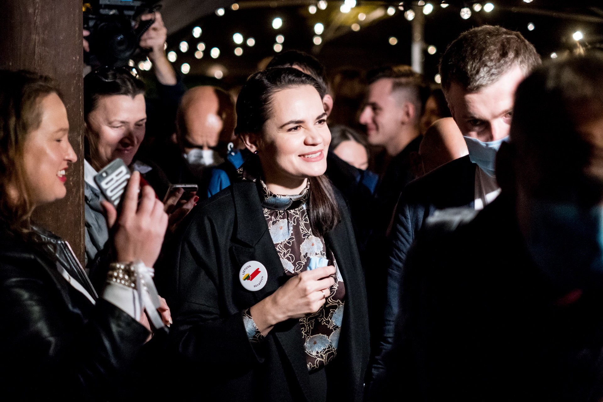 Susirinkusiųjų lūkesčiai išsipildė – Svetlana Tichanovskaja į renginį atvyko. Tai buvo pirmasis Baltarusijos opozicijos lyderės susitikimas su visuomene po persikėlimo tęsti savo veiklos į Vilnių. ©Artūras Morozovas