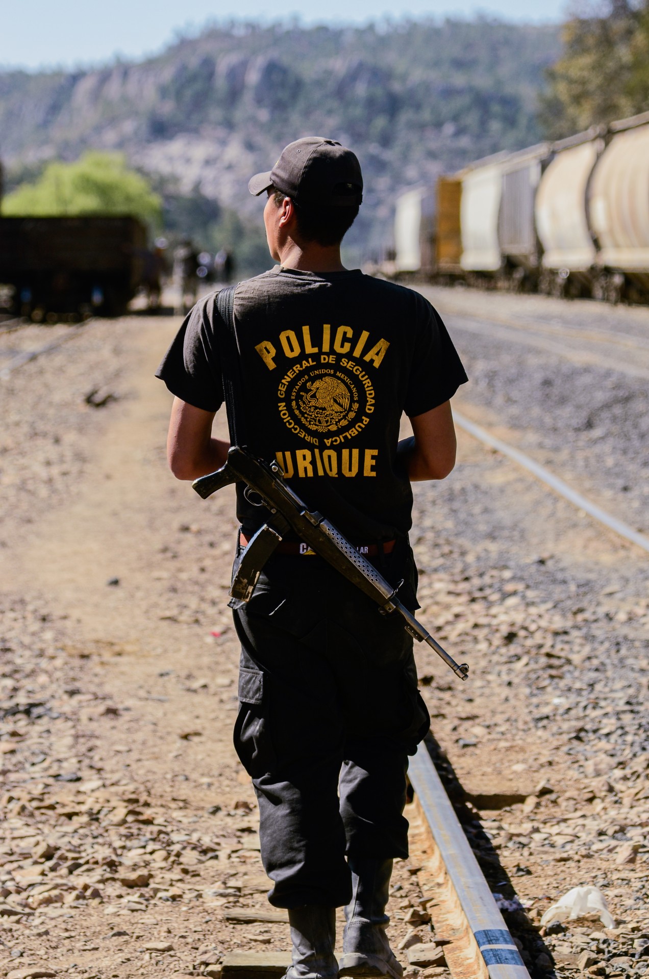 Policijos pareigūnas, budintis traukinių stotyje. Vario kanjonas, Sinaloa valstija, 2013 m.