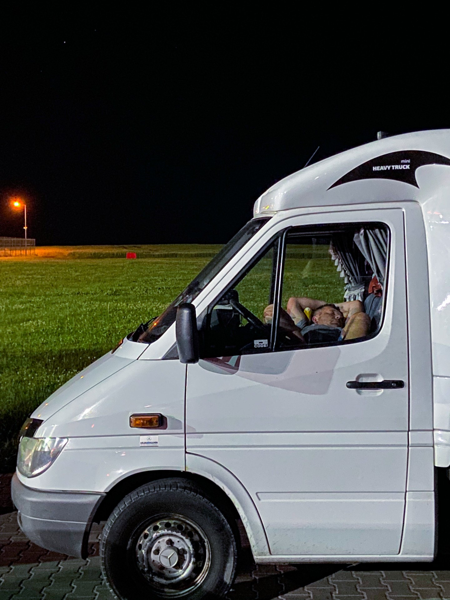 „Vilkikų ir lengvųjų automobilių, turinčių ką deklaruoti, eilė nusidriekusi kelis šimtus metrų. Vairuotojai laukia lygiai kaip ir mes, tik šie visomis įmanomomis pozomis snaudžia savo ankštose kabinose.“ ©Marie-Line Deleye