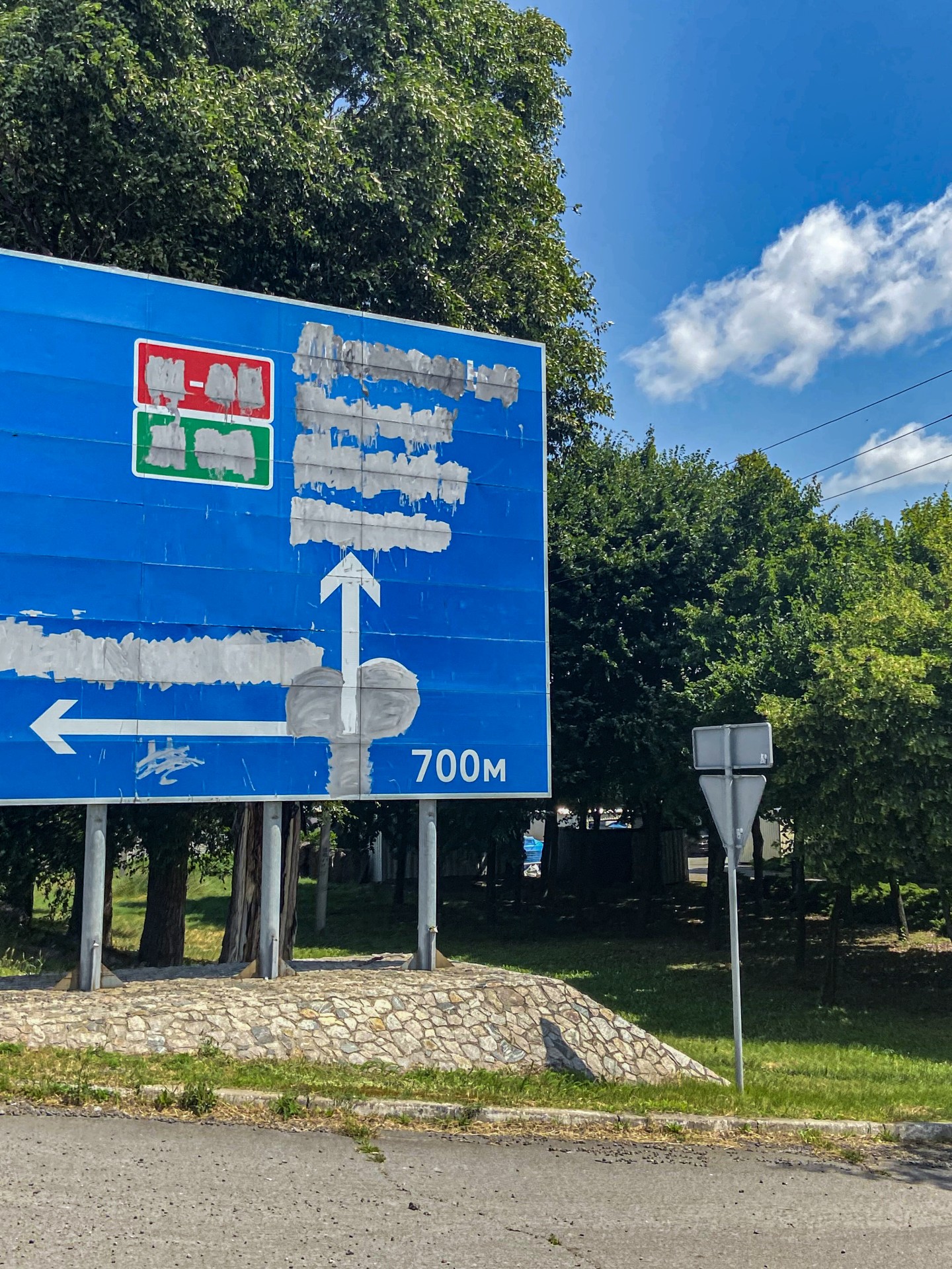 „Dauguma kelio ženklų, rodančių kryptis į skirtingus miestus, užtušuoti, apmuturiuoti į šiukšlių maišus panašiu juodu plastiku arba tiesiog išdarkyti, ženklo vietoje palikus tik geležinį skeletą.“ ©Marie-Line Deleye