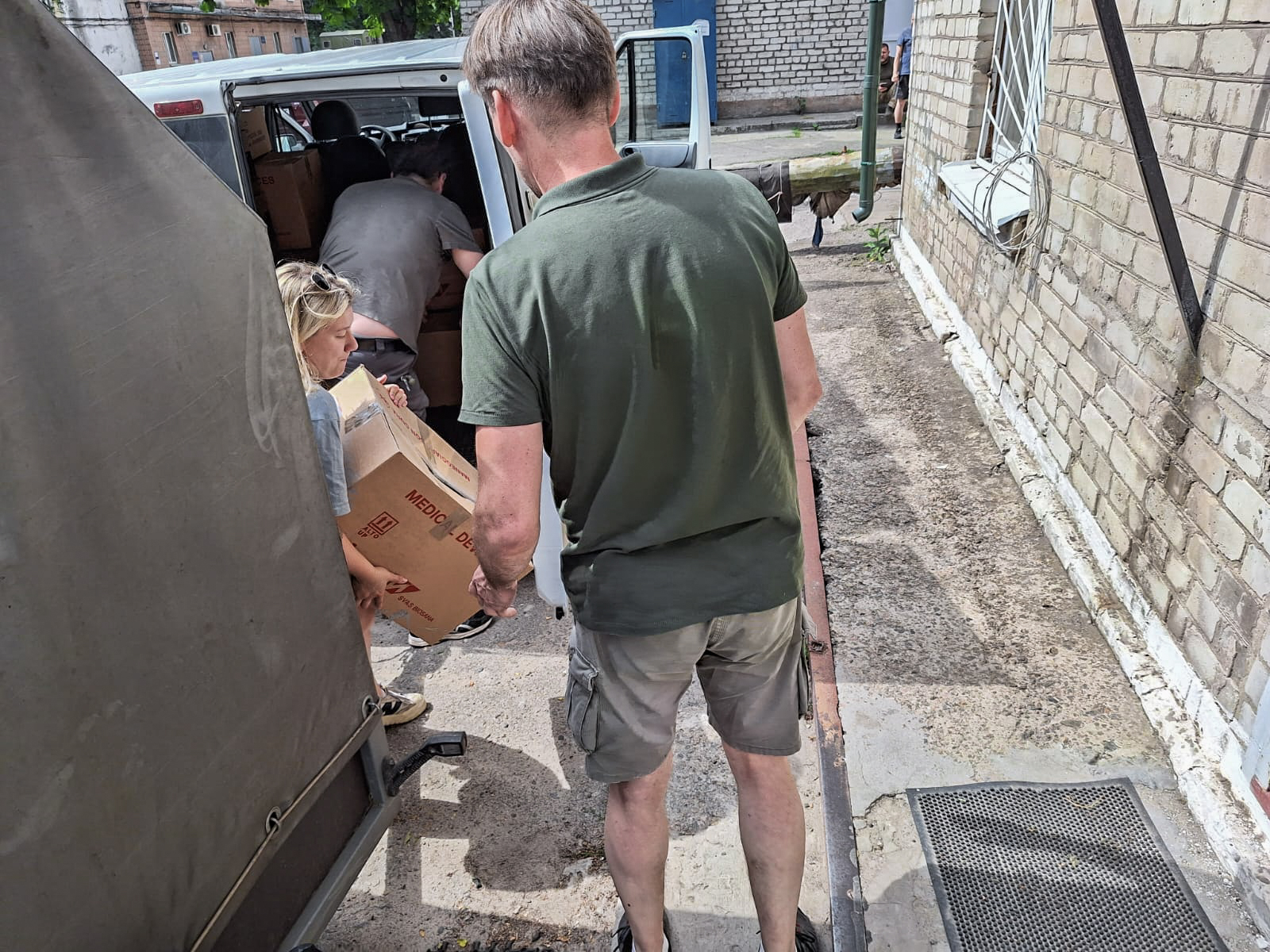 Lietuvos savanoriai perduoda humanitarinę paramą Dnipro karinės ligoninės savanoriams. ©Ieva Čepaitė