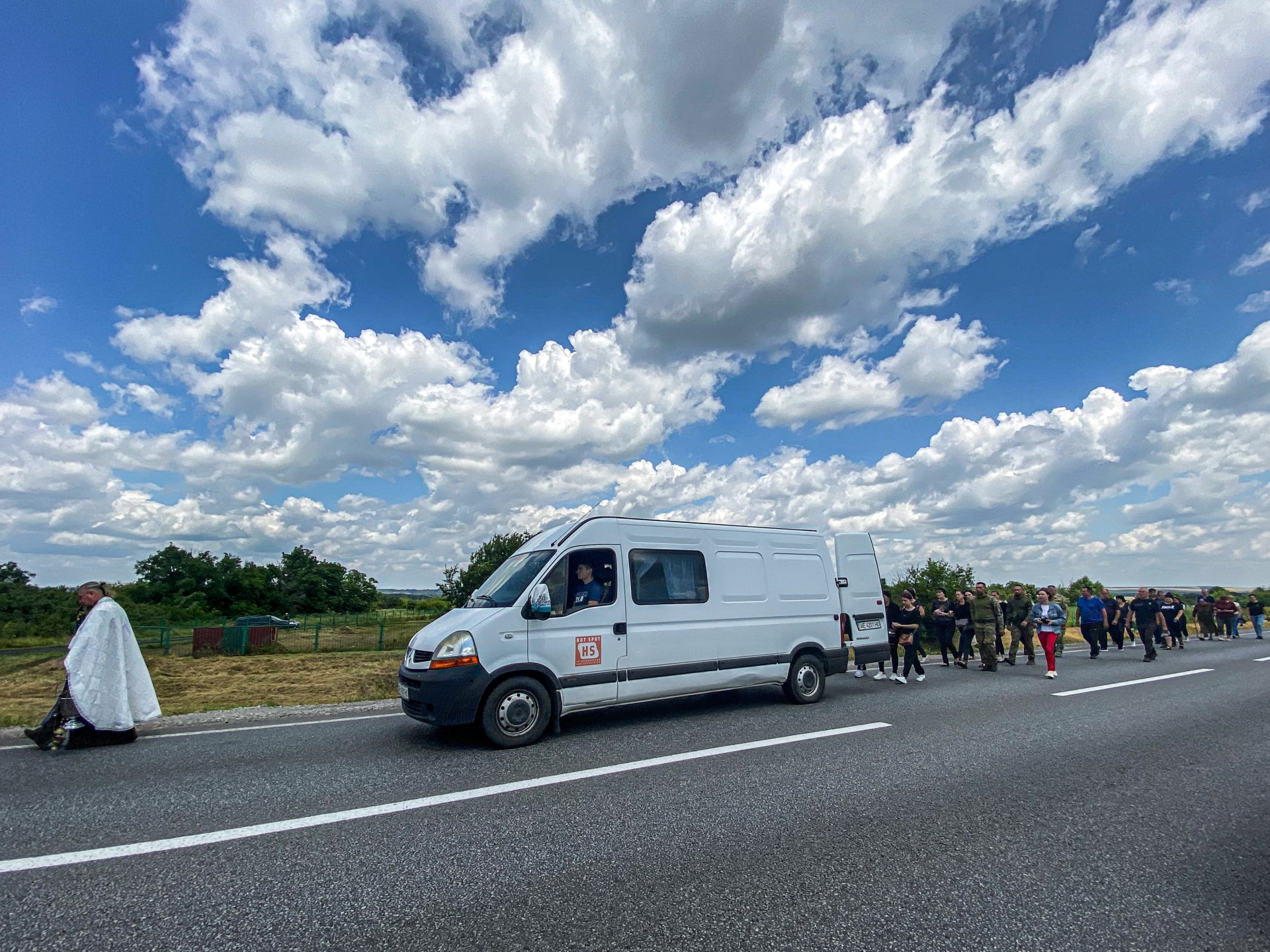 Kario laidotuvių procesija kelyje į Kramatorską, Dmytrivkos apylinkėse. ©Marie-Line Deleye