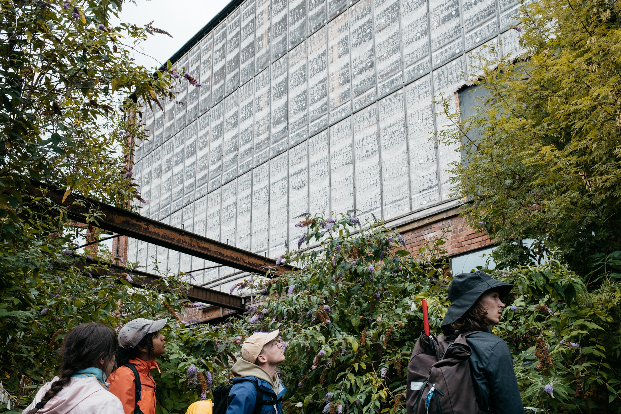 Architektas Augustas Lapinskas vedasi studentus tyrinėti apleistų industrinių teritorijų ir jose tarpstančių ekosistemų. Sheffieldas, Jungtinė Karalystė, 2023 m. ©Vivien Graute
