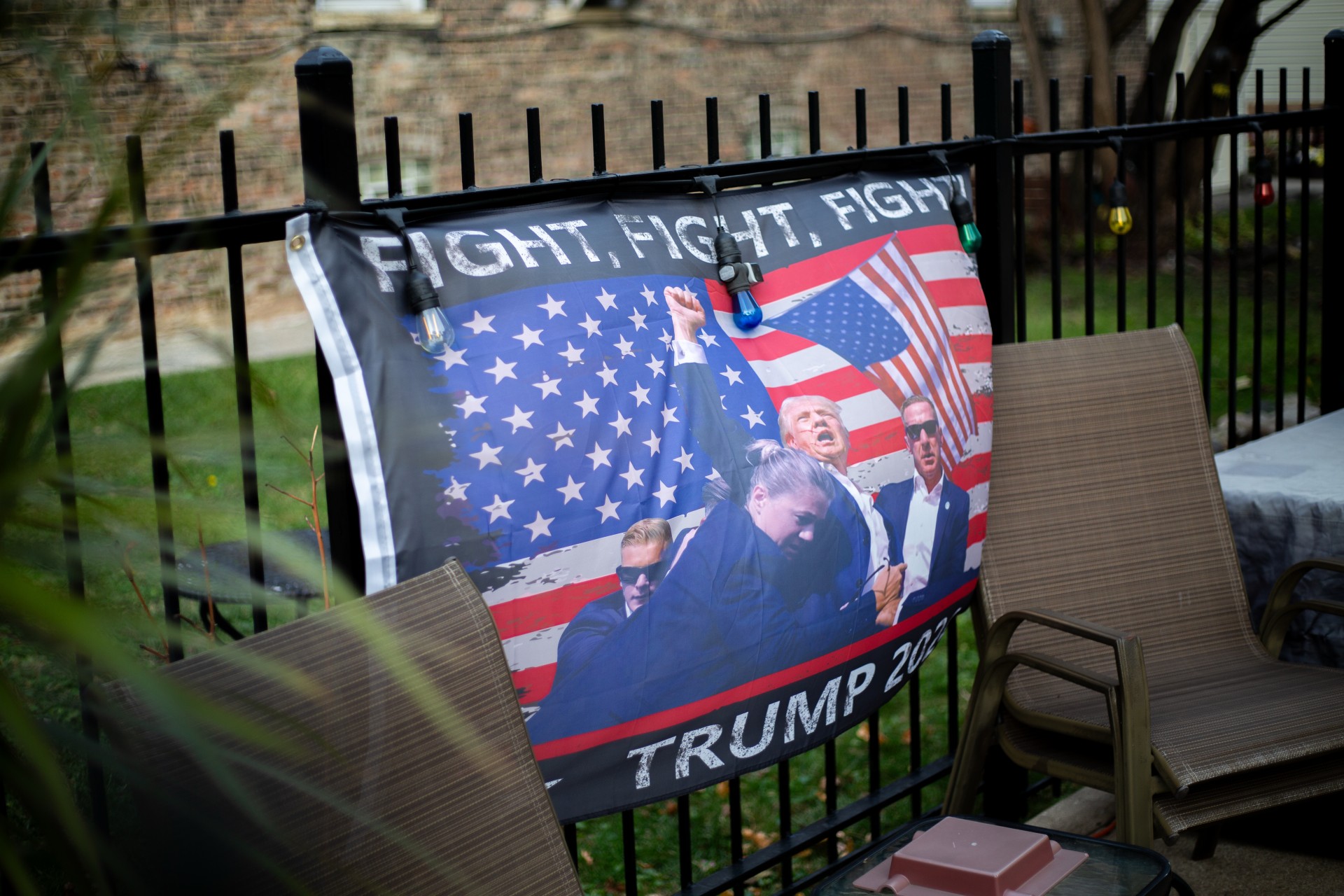 Mike ir jo žento namų kieme – Trumpo „Fight fight fight“ vėliava, vaizduojanti Trumpą po pasikėsinimo į jo gyvybę. ©Audra Skuodaitė