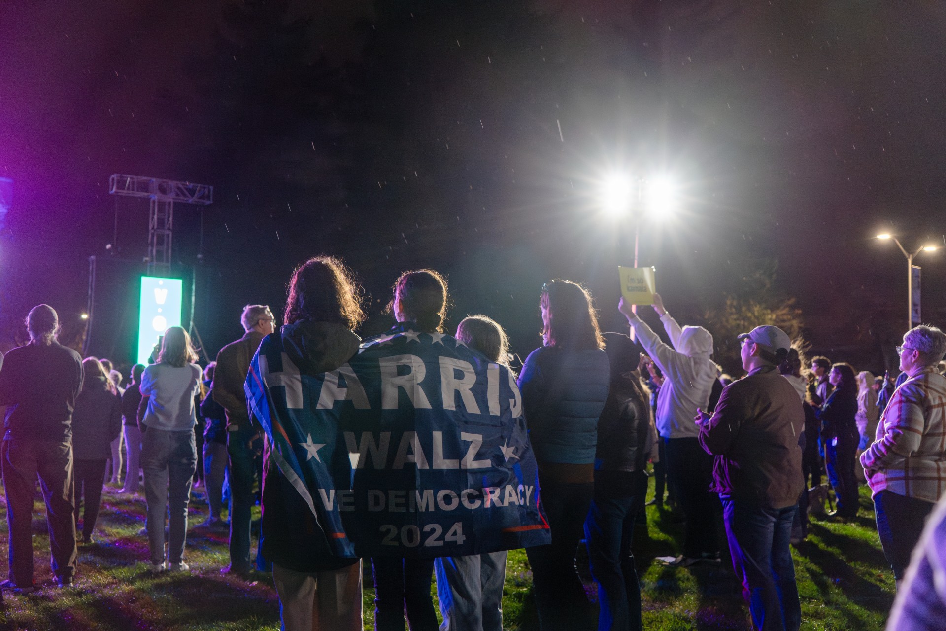 Prasidėjęs lietus neišbaidė minios, susirinkusios išgirsti Harris kalbos likus dviem dienoms iki rinkimų Ist Lasninge, Mičigane. ©Audra Skuodaitė