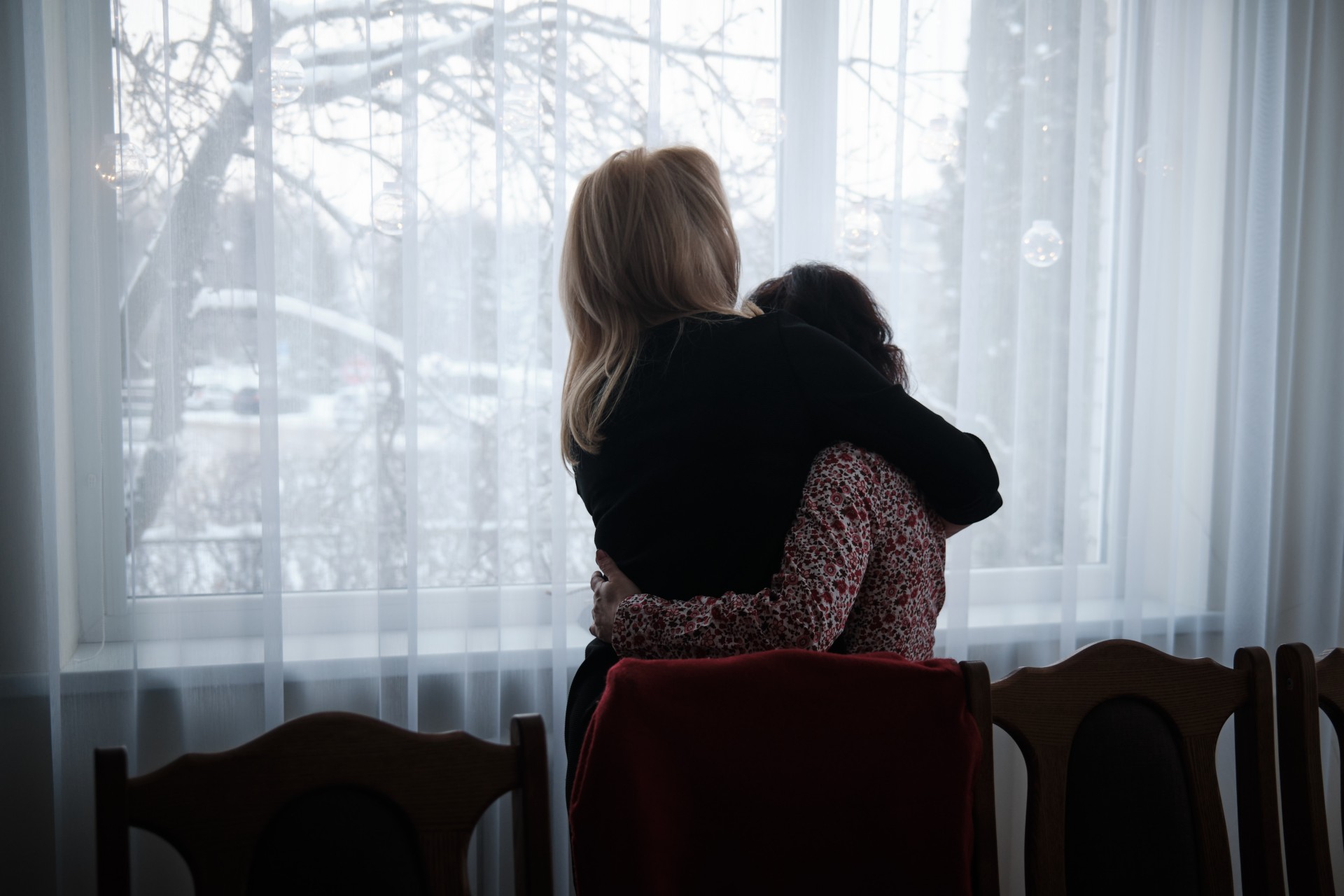 Socialinė darbuotoja Irma ir Ana grupinio gyvenimo namuose likus kelioms valandoms iki koncerto. ©Karolis Pilypas Liutkevičius