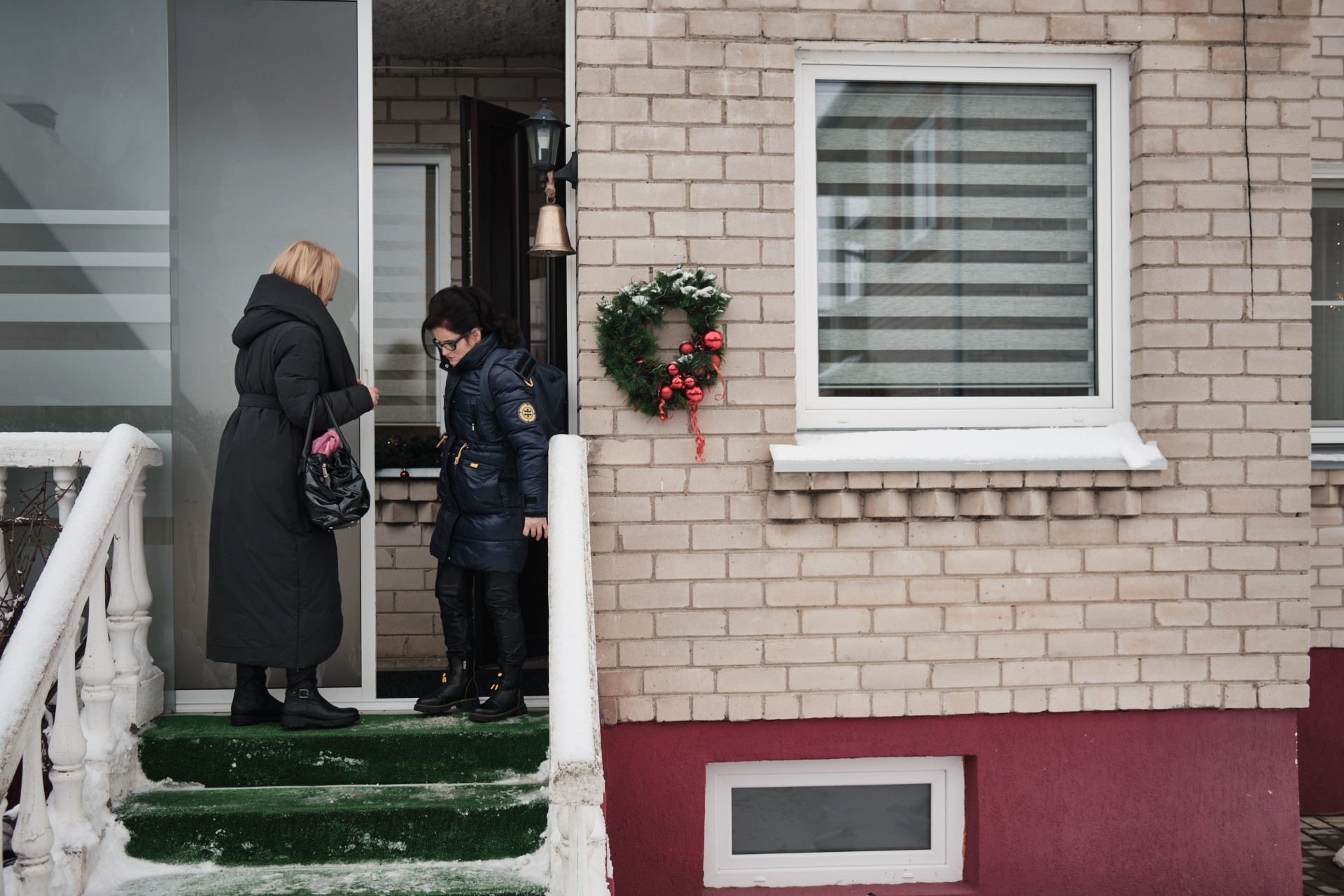 Socialinė darbuotoja Irma veža Aną į repeticiją. ©Karolis Pilypas Liutkevičius