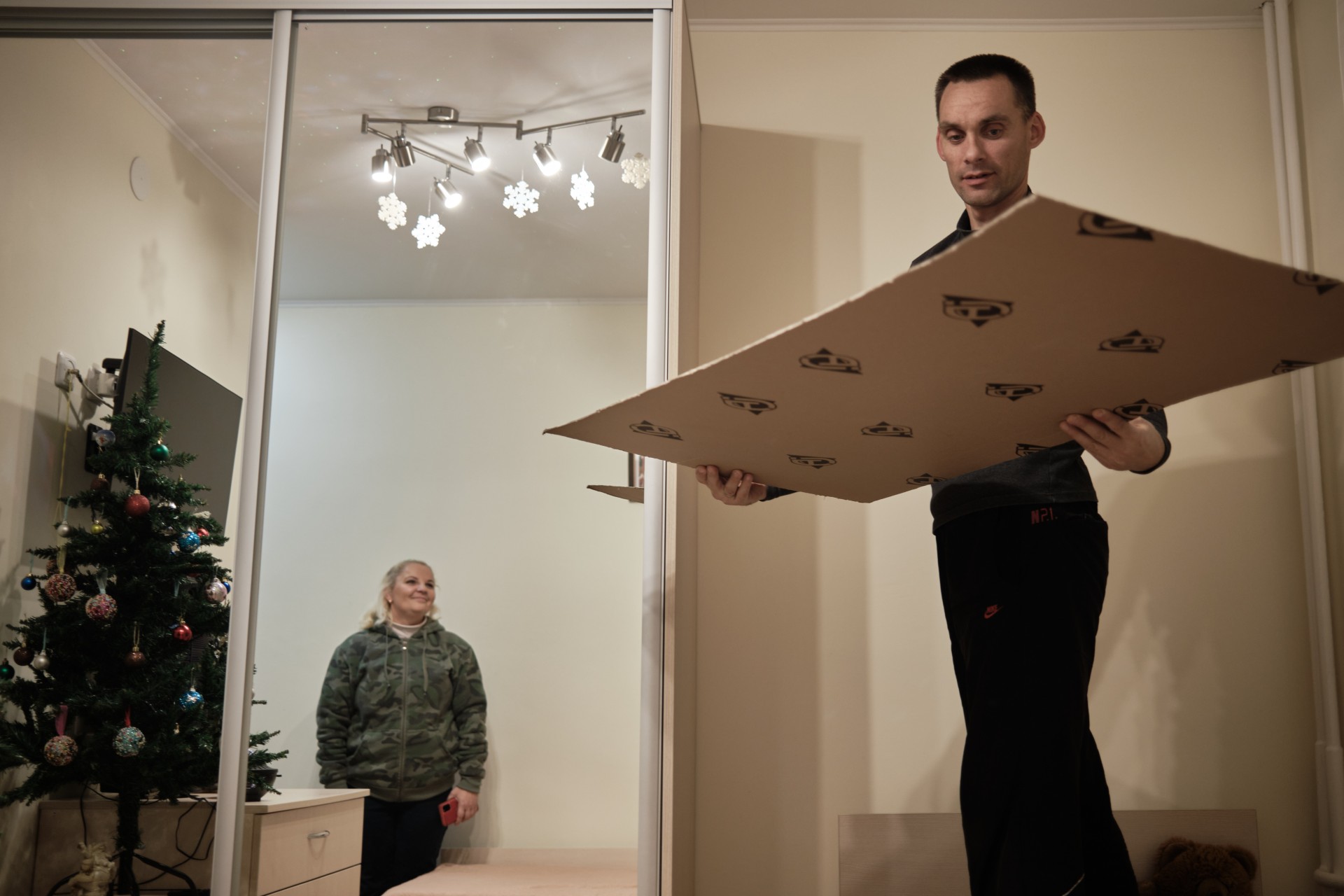 Grupinio gyvenimo namuose gyvenantys Sonata ir Mantas rodo savo surinktą ir sulipdytą dėlionę. ©Karolis Pilypas Liutkevičius