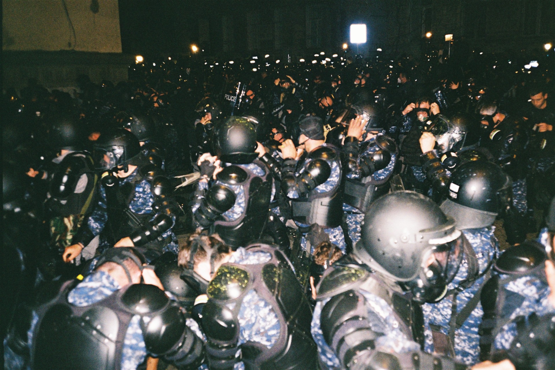 Policija ir specialiosios pajėgos dedasi dujokaukes, besiruošdamos vaikyti protestuotojus ašarinėmis dujomis, Tbilisis, 2024. ©David Grigoryan