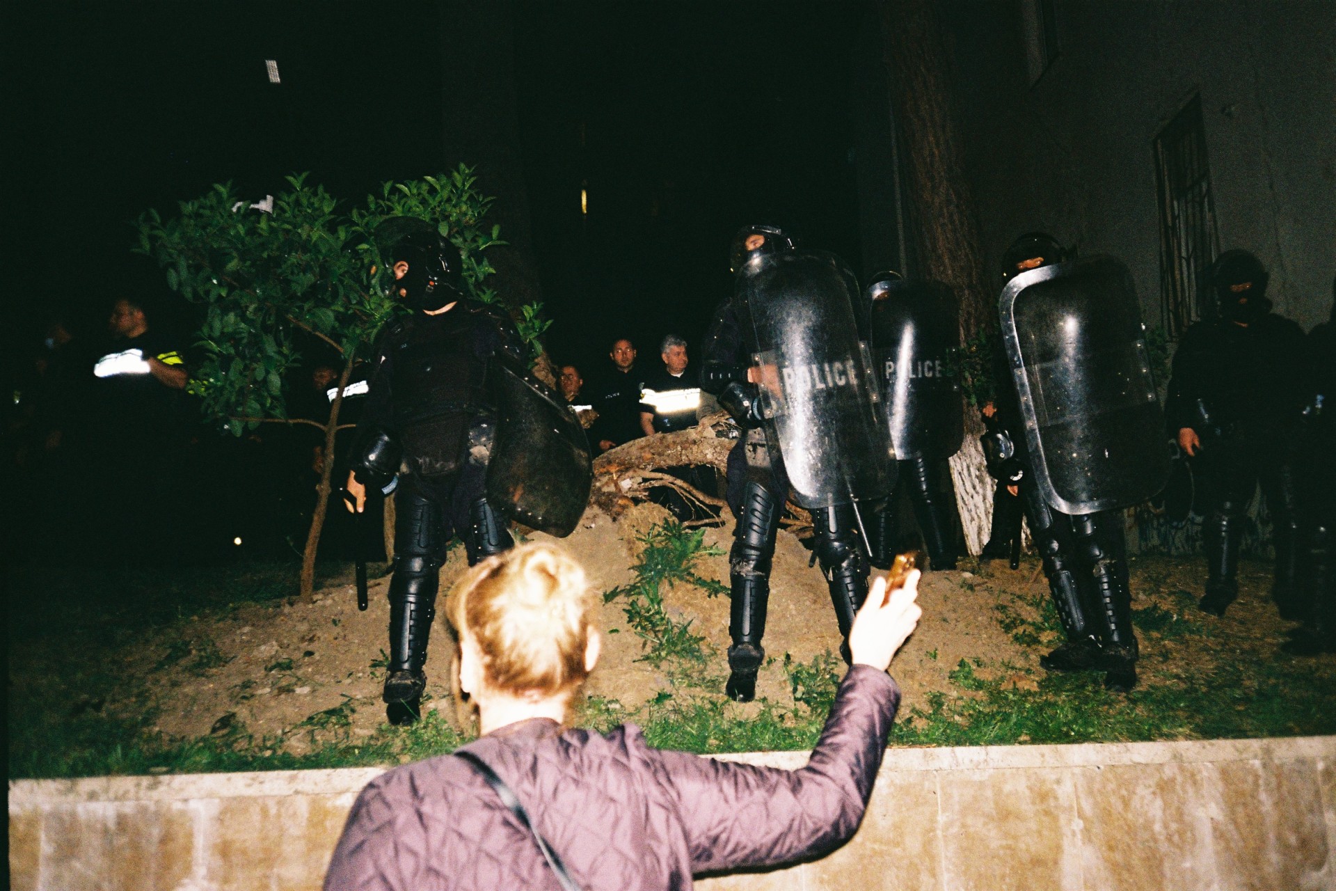 Protestuotojas ir policininkai mitinge prieš užsienio įtakos įstatymą Tbilisyje, 2024. ©David Grigoryan