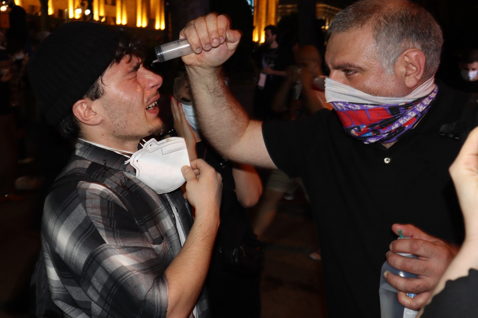 Savanoris suteikia pirmąją pagalbą protestuotojui, patyrusiam ašarinių dujų ataką. ©David Grigoryan