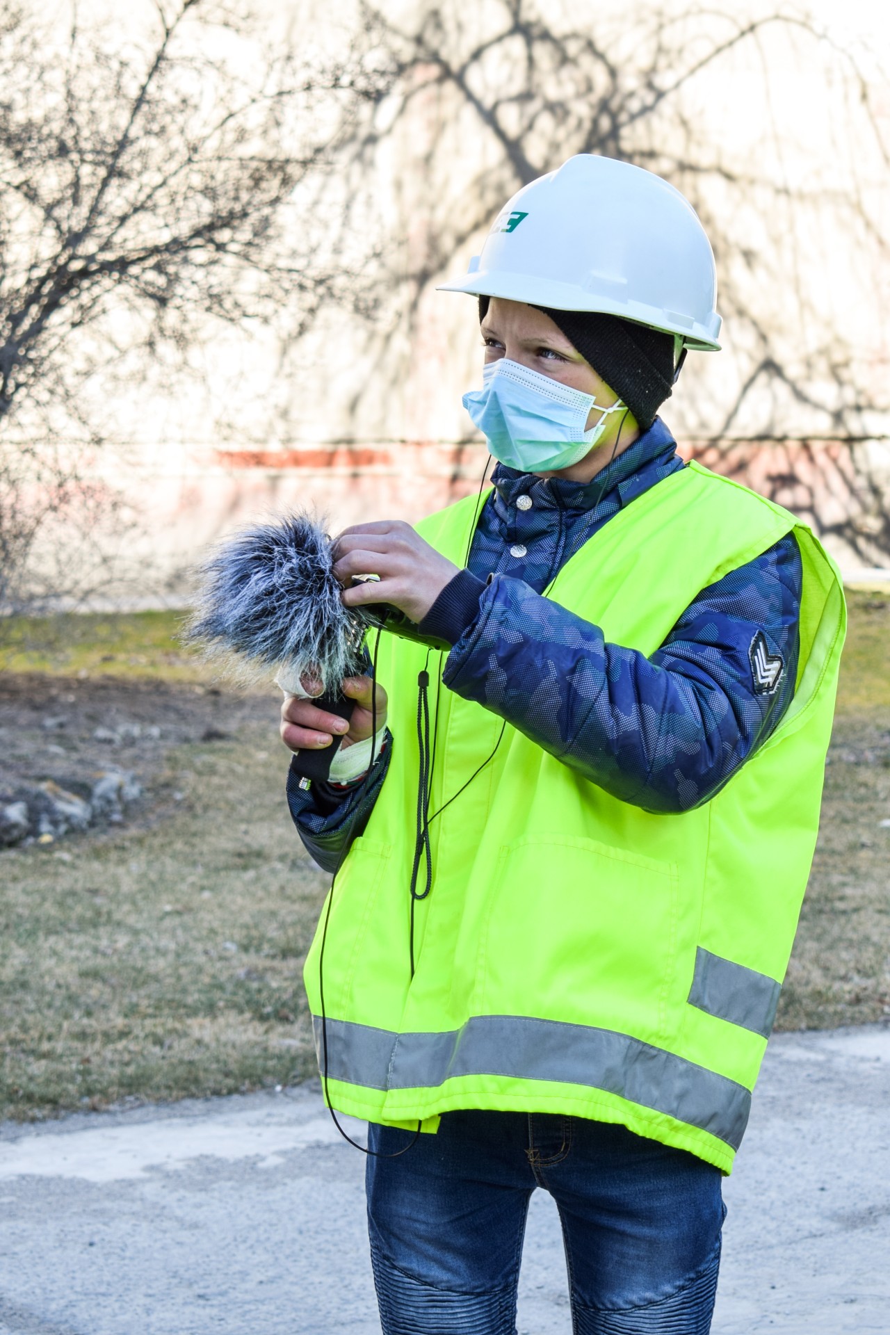 Aštuntokas Erikas įrašinėja interviu su Mindaugu Kazlausku ir aplinkos garsus. ©Egidija Kačinskaitė