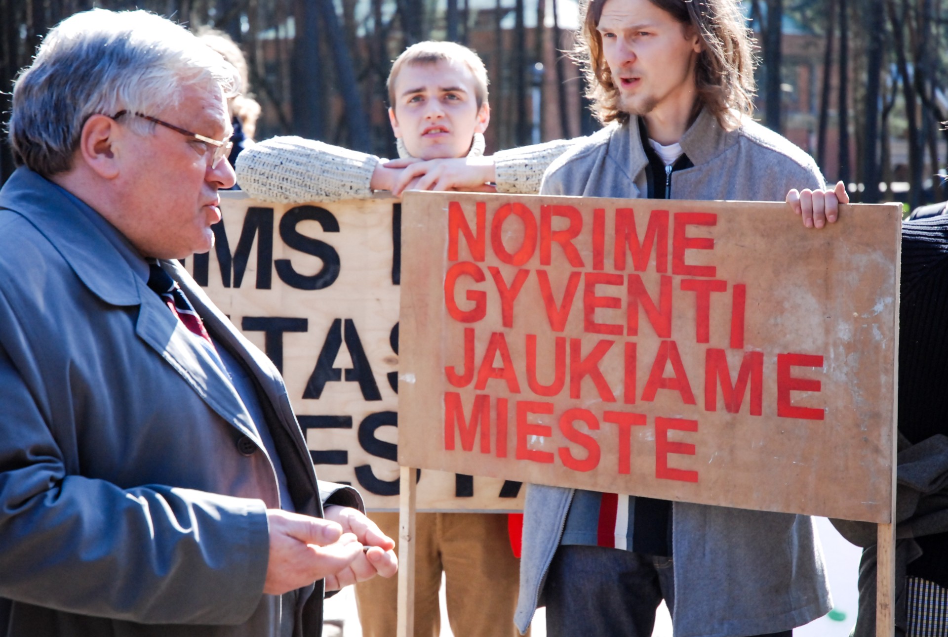 Alytaus miesto savivaldybės administracijos direktoriaus pavaduotojas Albinas Jasiulevičius ir protestuotojai, tarp kurių – dailės mokytojas Mantas Kazakevičius. ©Douglas Green