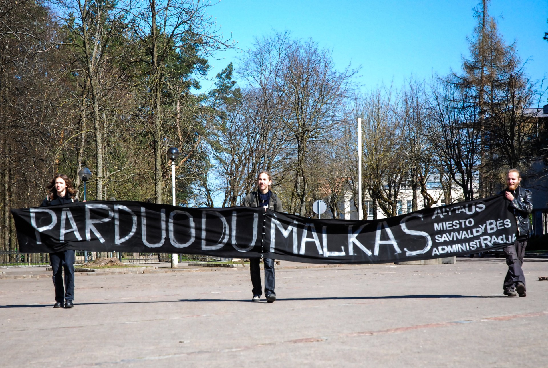 Brandžių medžių išsaugojimo aktyvistai alėjoje, vedančioje link Laisvės angelo aikštės. ©Douglas Green