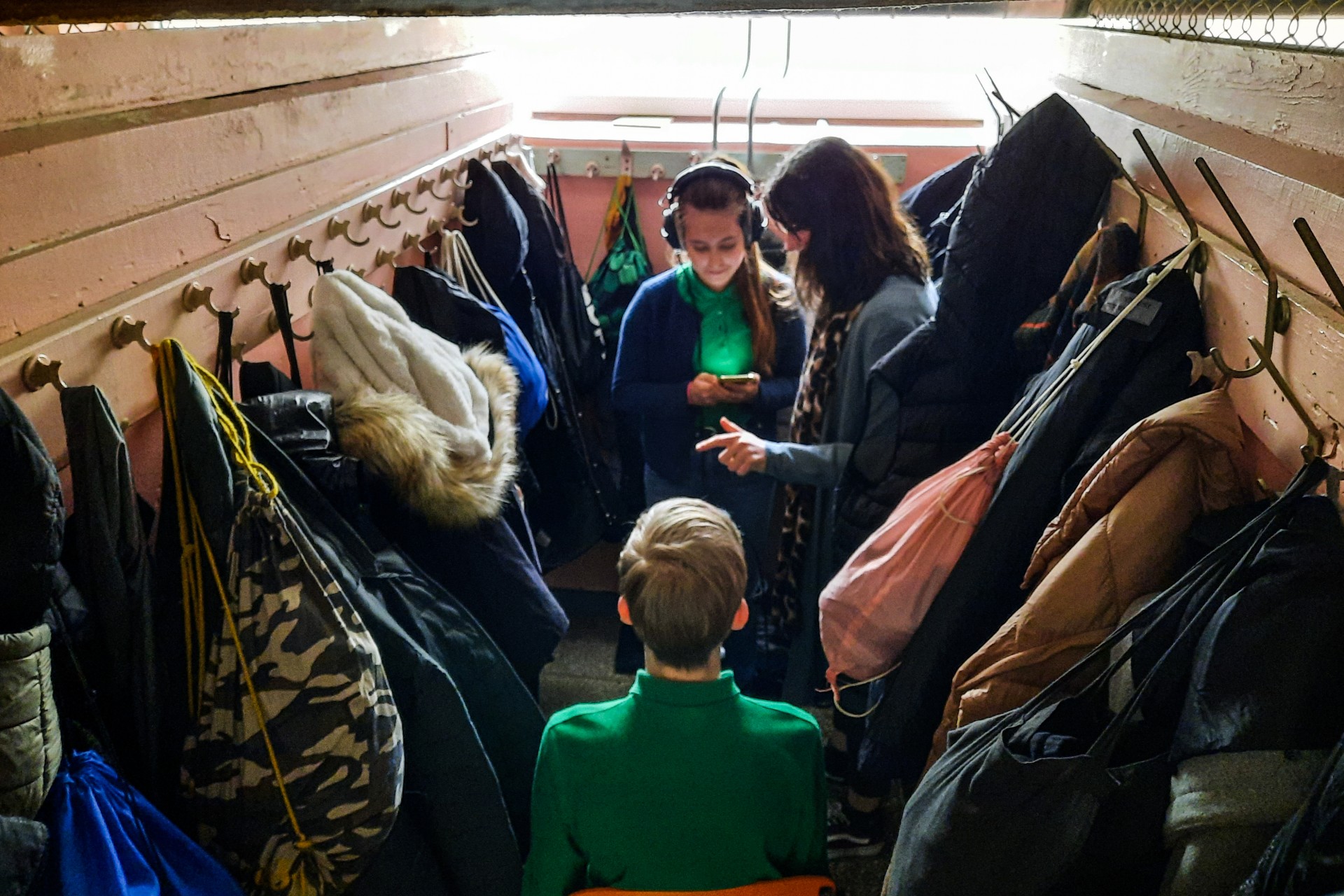 Mokyklos rūbinė trumpam tapo įrašų studija. ©Vaida Pilibaitytė