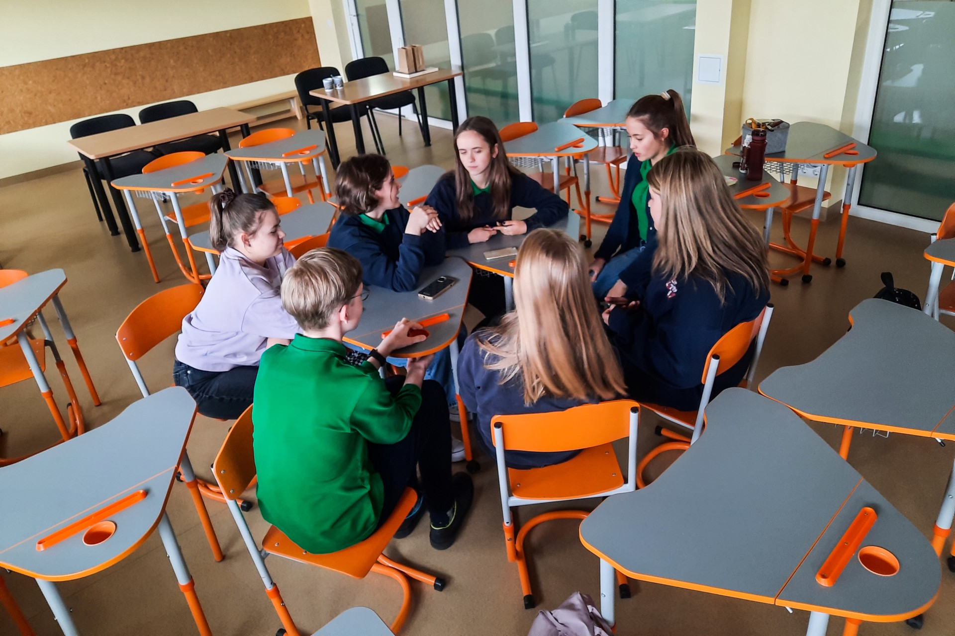 Moksleiviai ruošia garso pasakojimo planą iš susitikimo su aplinkosaugos inspektoriumi. ©Vaida Pilibaitytė
