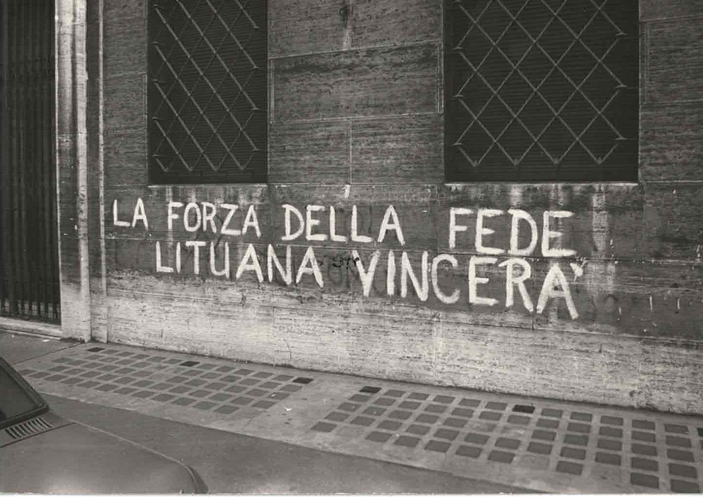 1982-aisiais ant Romos sienų atsiradęs užrašas „Lietuvos tikėjimo galia nugalės“. ©Sauliaus Augustino Kubiliaus asmeninis archyvas