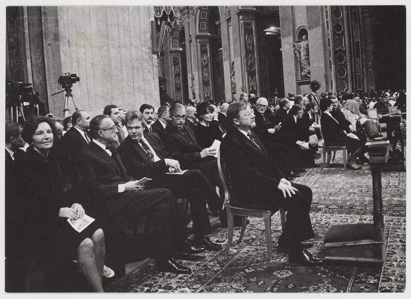 Vytautas Landsbergis, Kazys Lozoraitis, Giovanna Pignatelli-Lozoraitis, Stasys Lozoraitis, Daniela D'Ercole-Lozoraitis, Lechas Valensa, Danuta Valensa ir kiti svečiai mišiose Šv. Petro bazilikoje 1991 m. ©Romualdas Požerskis/Lietuvos centrinis valstybės archyvas