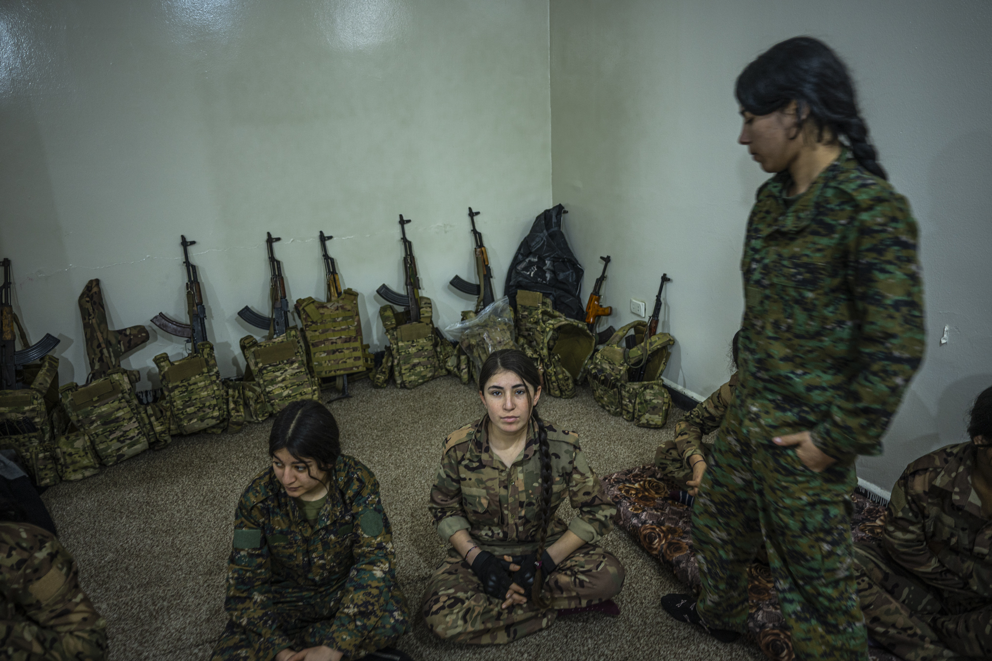 Kurdų karines pajėgas SDF sudaro du lygiateisiai daliniai – moterų ir vyrų. ©Denis Vėjas