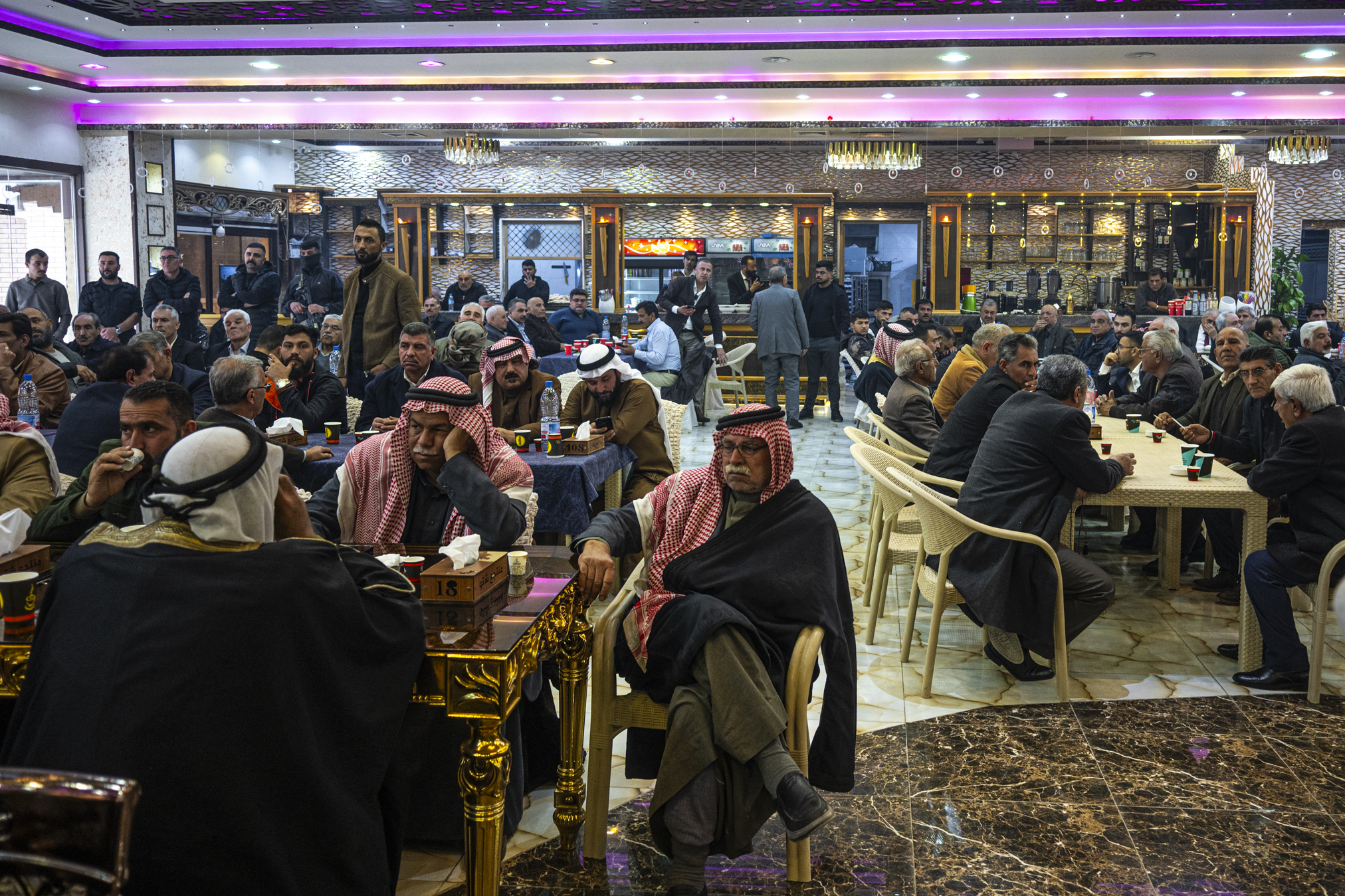 Arabų genčių ir kurdų taikos konferencija Hasakos regione Rožavoje. Konferencija vyksta po ką tik čia pasibaigusių susirėmimų tarp Sirijos kariuomenės ir kurdų. ©Denis Vėjas